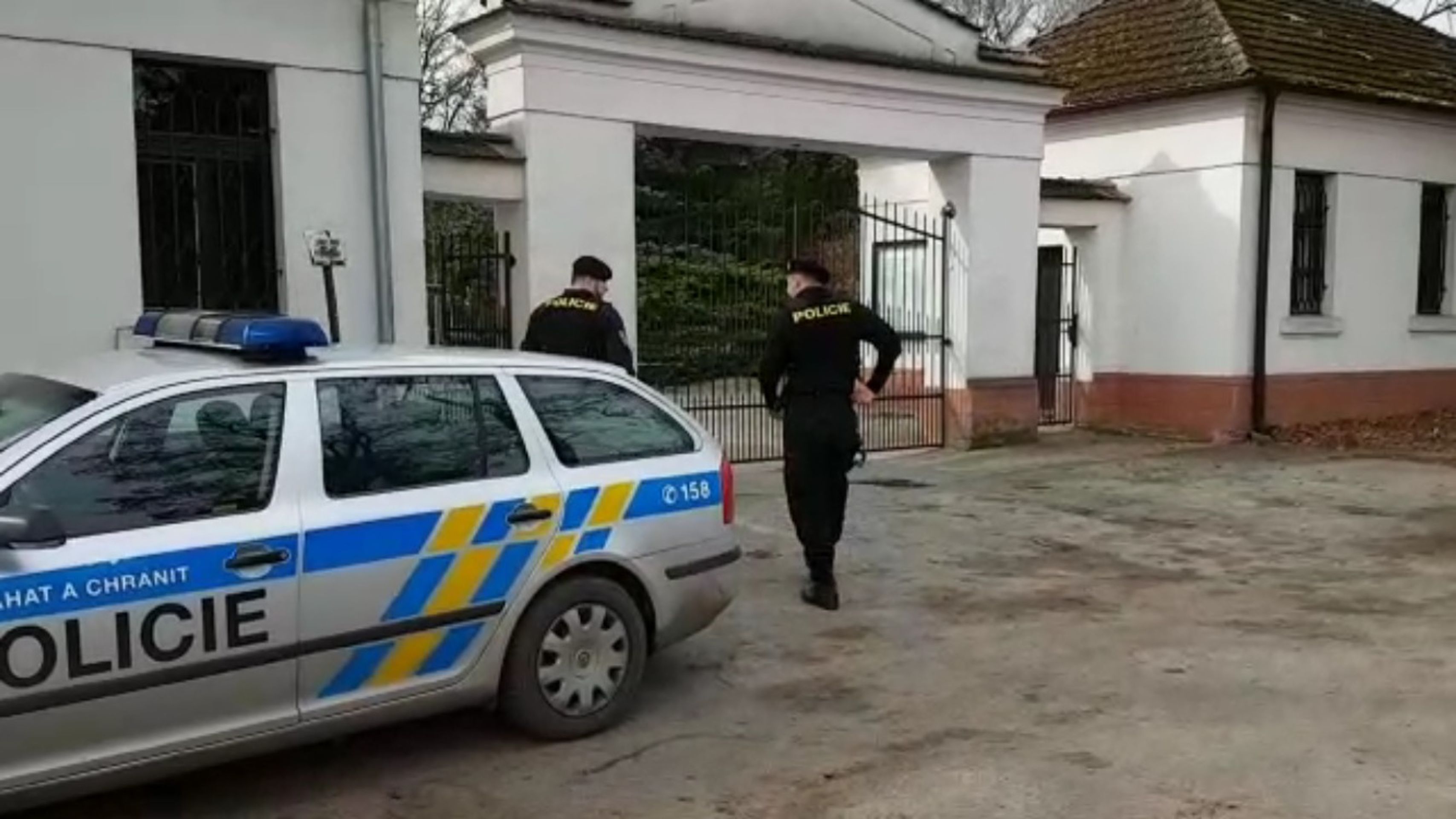 V Čelákovicích hrozil muž přítelkyni i policistům pistolí - 1 - GALERIE: V Čelákovicích hrozil muž pistolí přítelkyni i policistům (1/6)