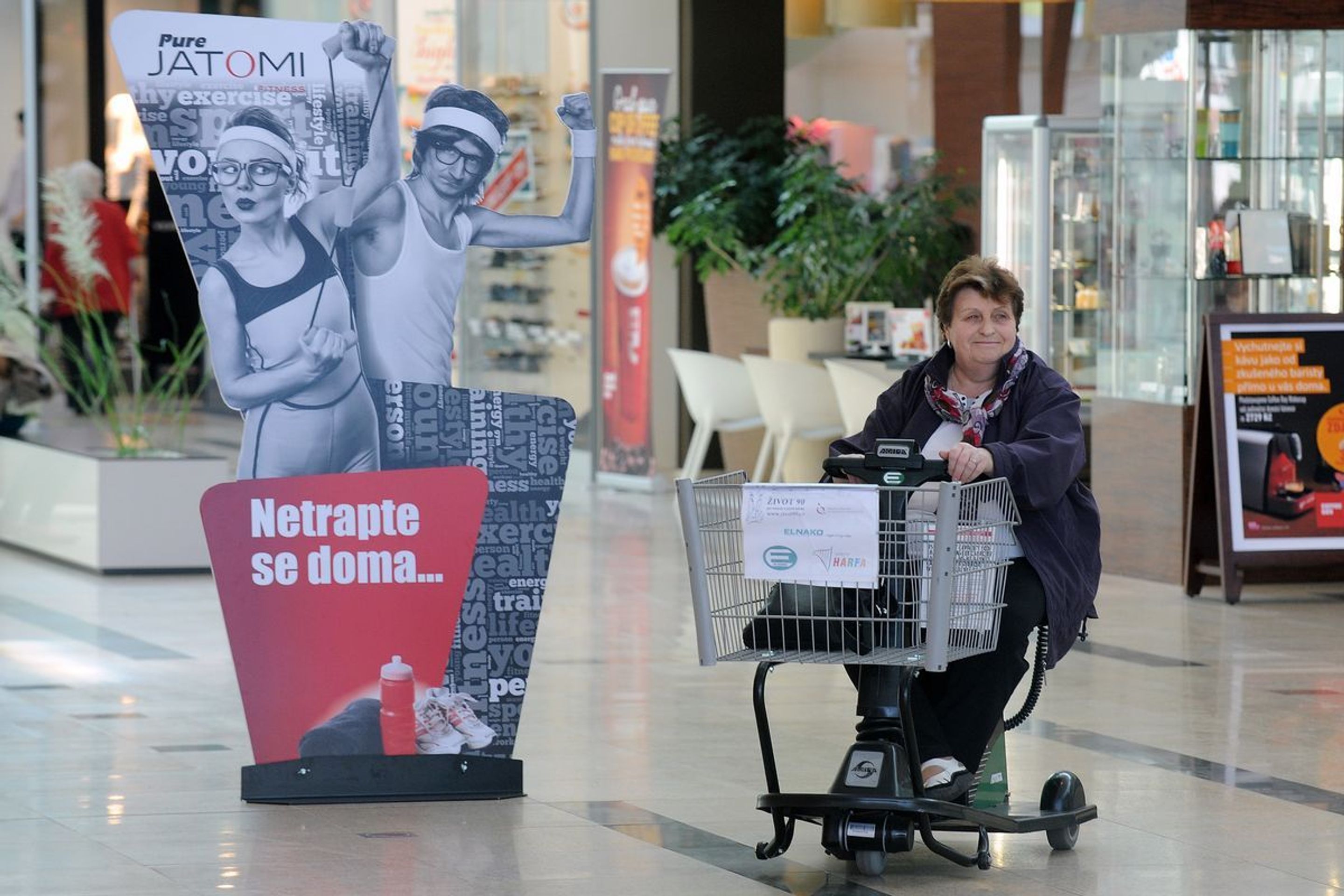 Elektrické nákupní vozíky - 7 - GALERIE: Elektrické nákupní vozíky pro důchodce a postižené již i v Praze (4/10)
