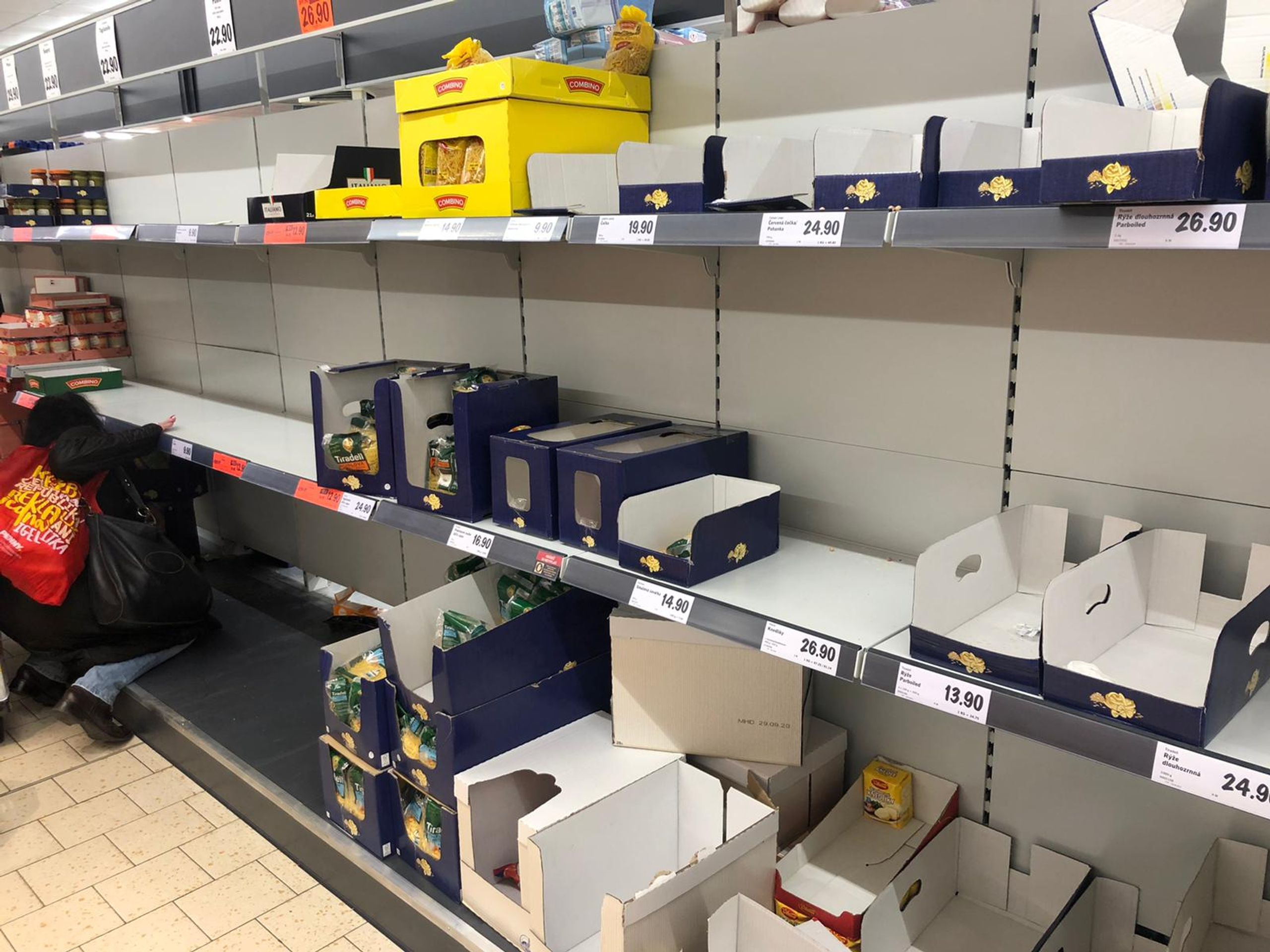 Prázdné regály v obchodech - Lidl Brno - GALERIE: Prázdné regály obchodů v ČR (6/12)