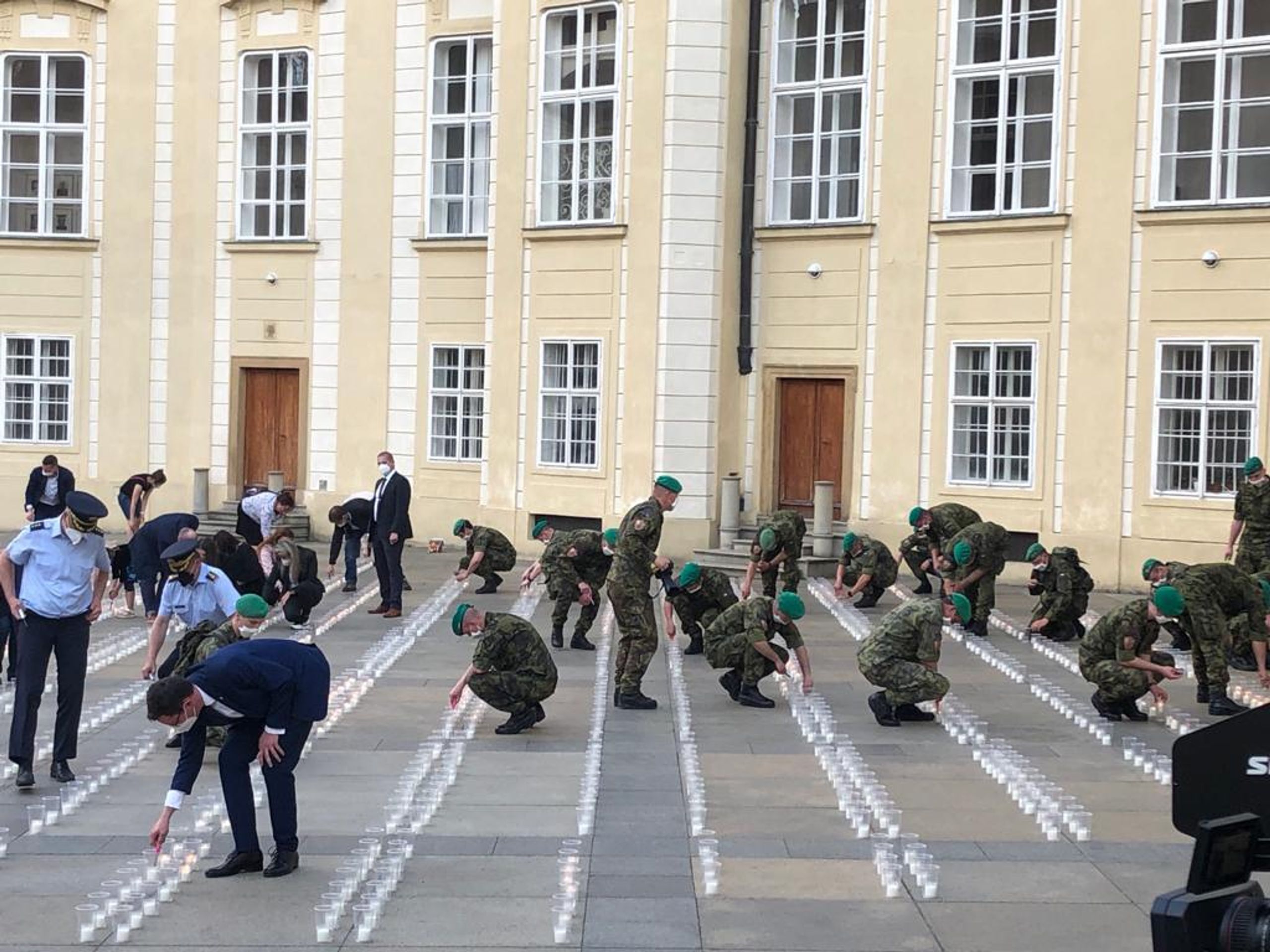 Pietní akce na Pražském hradě - 2 - GALERIE: Pietní akt za oběti koronaviru na Pražském hradě (5/9)
