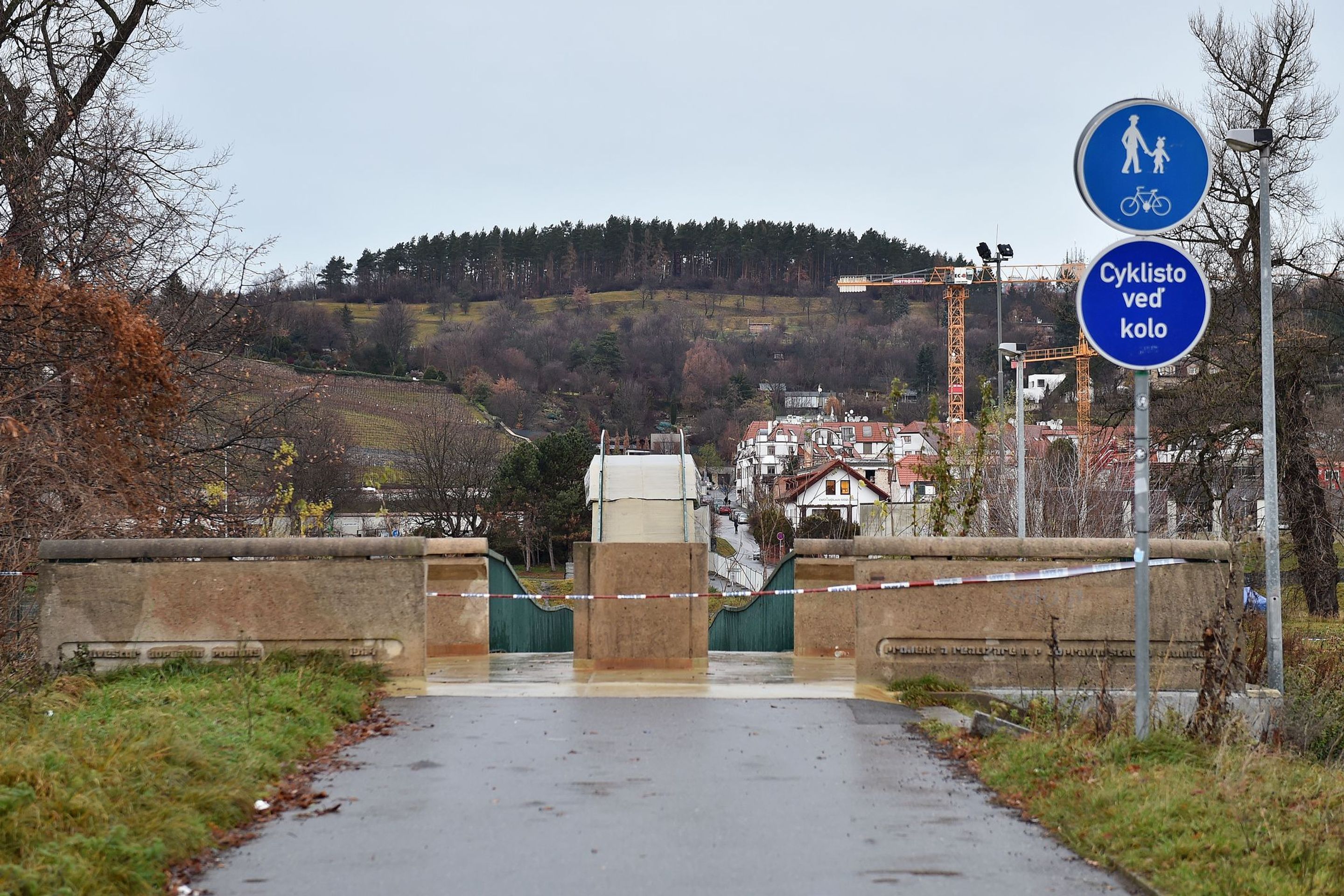 Zřícená lávka v Troji - GALERIE: Pěší lávka se propadla u Trojského mostu do Vltavy (12/12)