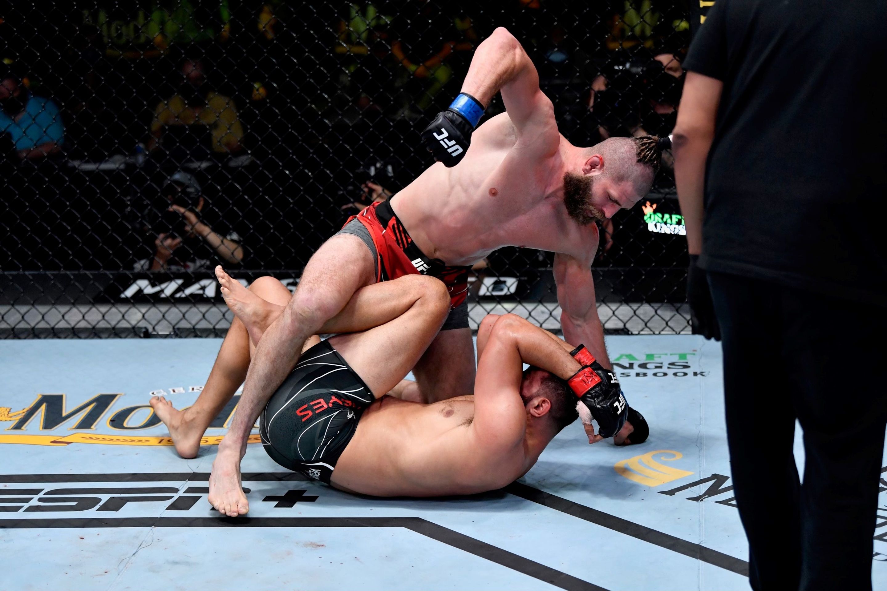 Procházka bije Dominicka Reyese - GALERIE: Druhý zápas Jiřího Procházky v UFC (3/5)