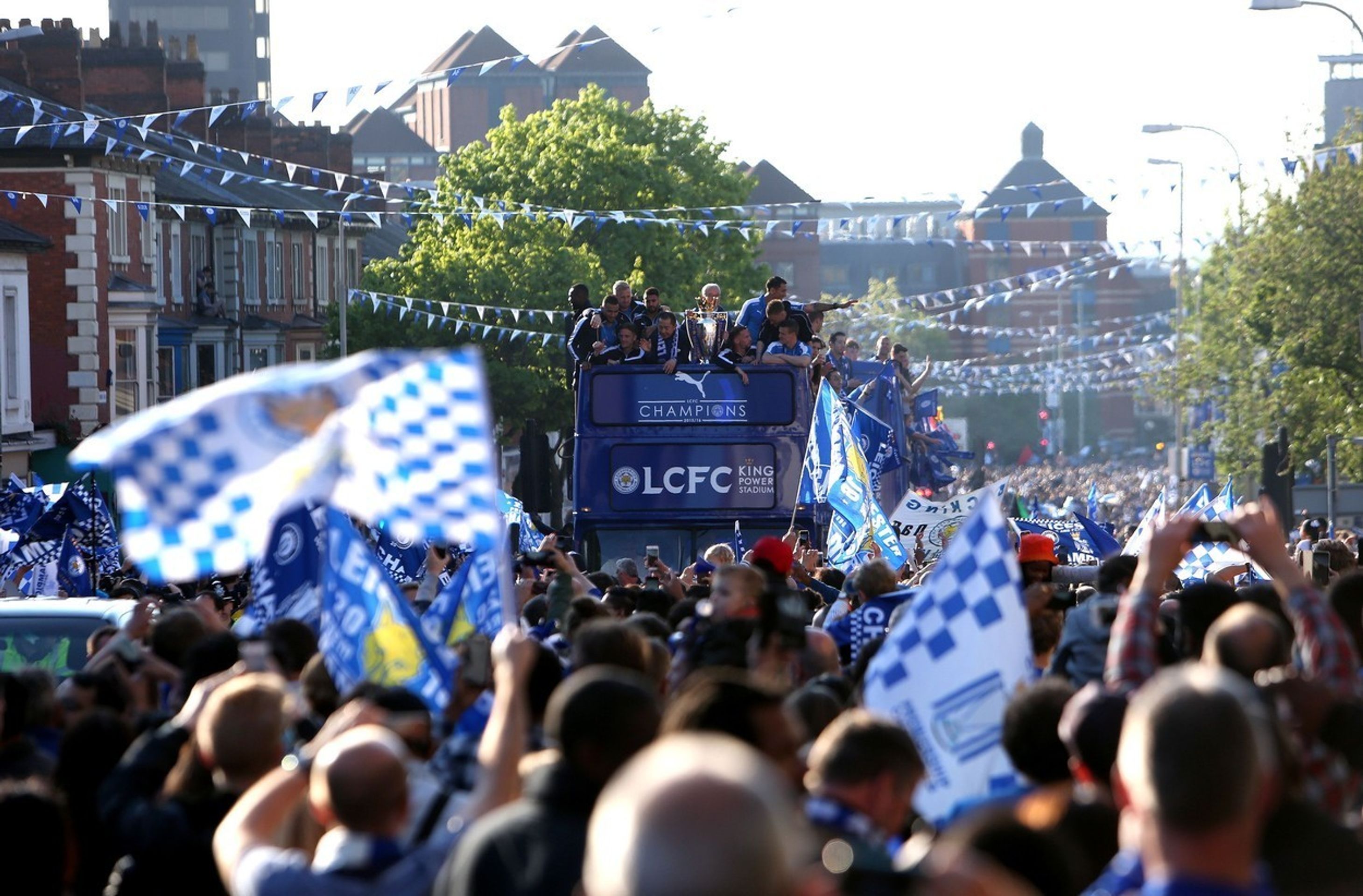 V Leicesteru slavili senzační titul v Premier League - 11 - GALERIE: V Leicesteru slavili senzační titul v Premier League (2/12)