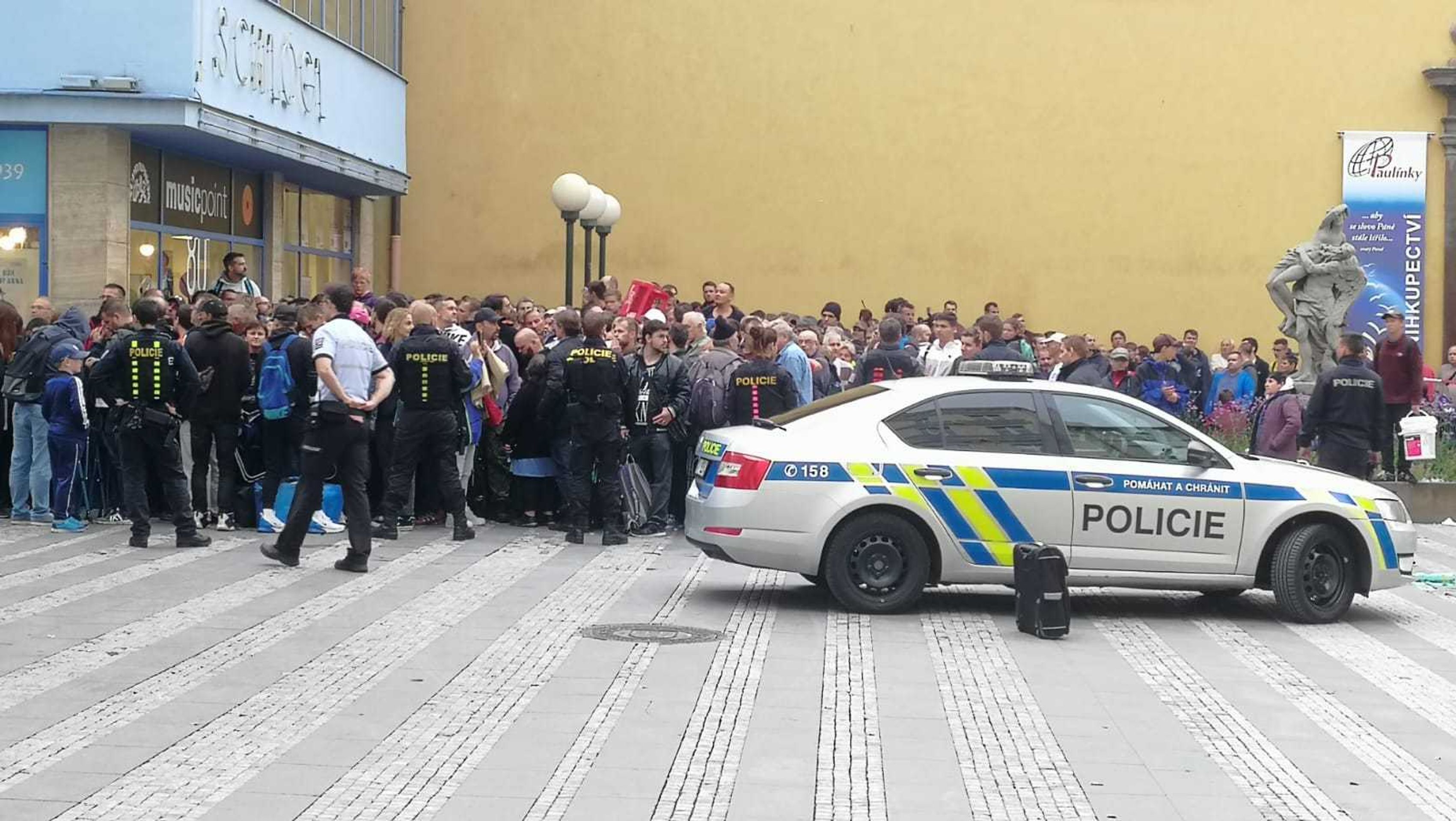 Fronta na bankovku je stále delší - 7 - GALERIE: Lidé čekají na bankovku s Gottem (9/15)