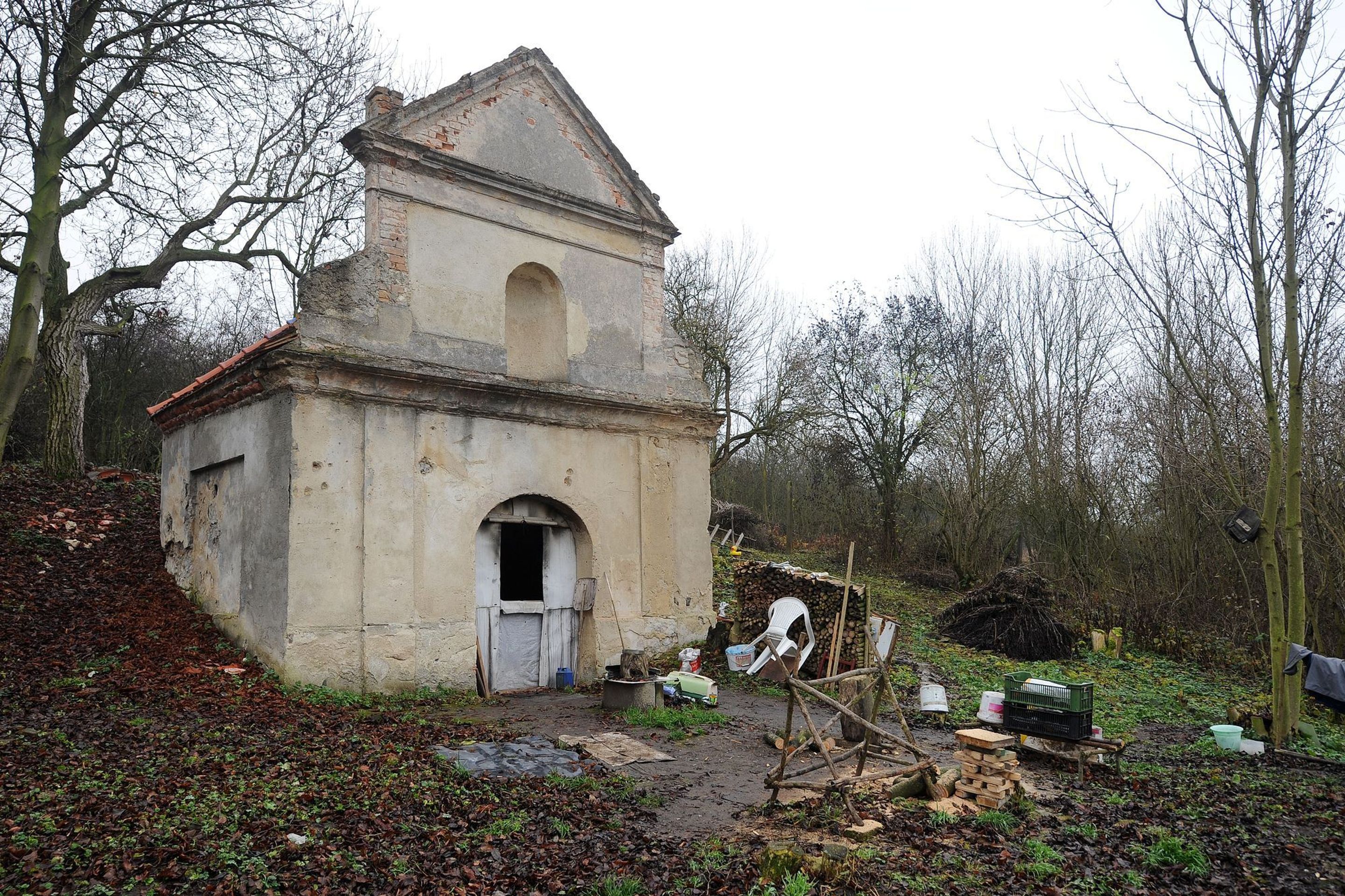 Chátrající kostel u Libčevsi hlídá bezdomovec - 6 - GALERIE: Chátrající kostel u Libčevsi hlídá bezdomovec (5/22)