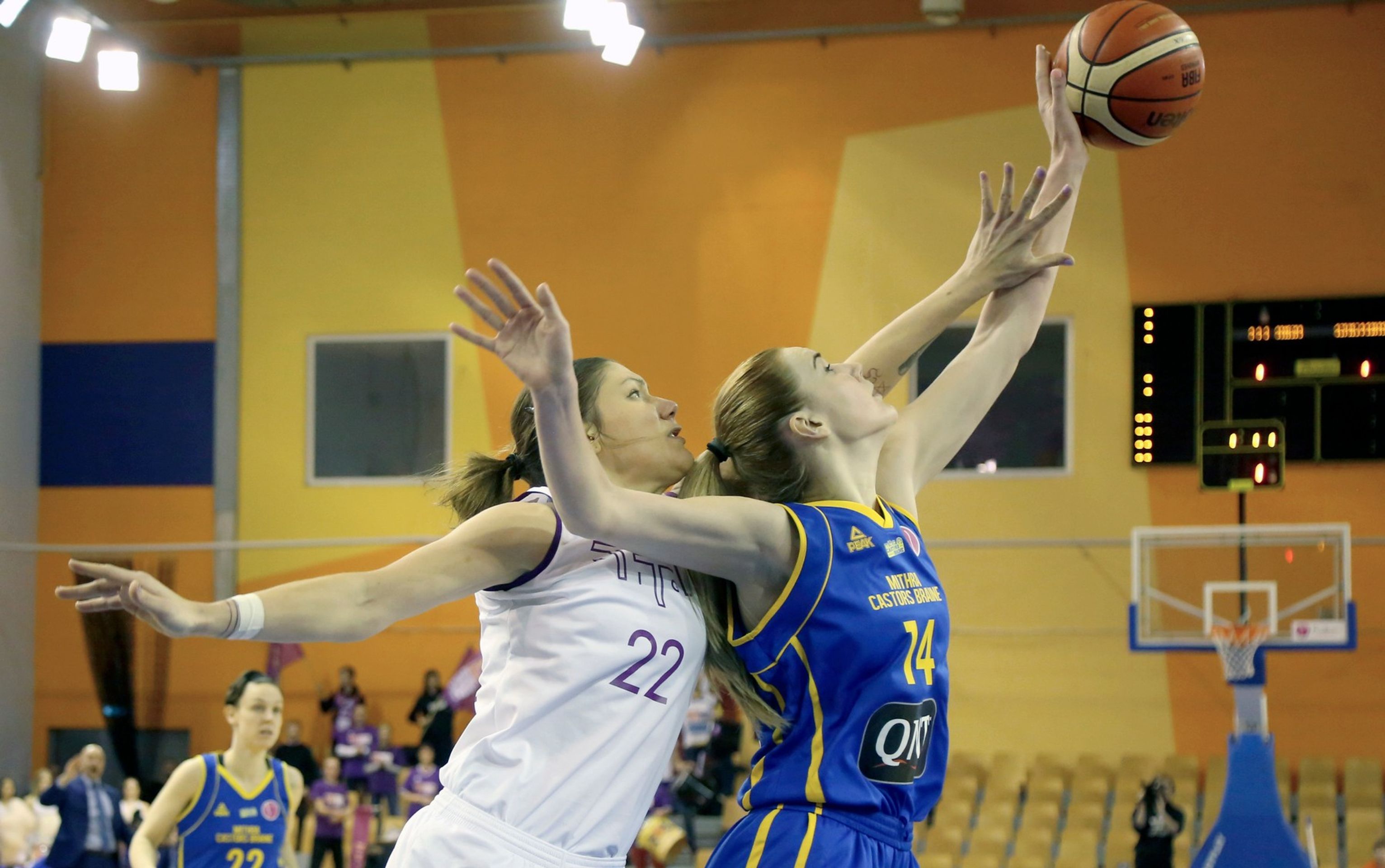 Lotyši budou mít velkou práci s druhou halou. Ta není na příliš velké akce zvyklá. Často se zde hrají basketbalové zápasy. Toto je fotka ze zápasu Euroligy žen. - Jak vypadají stadiony, kde se bude hrát MS v hokeji 2021? (5/7)