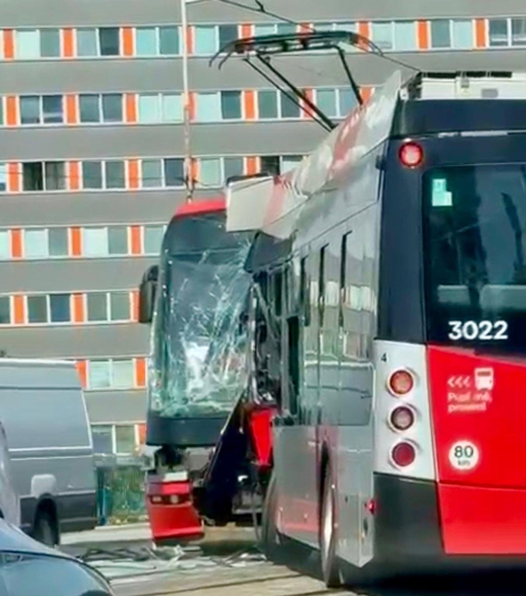 Srážka tramvaje s autobusem - Srážka tramvaje s autobusem (5/12)
