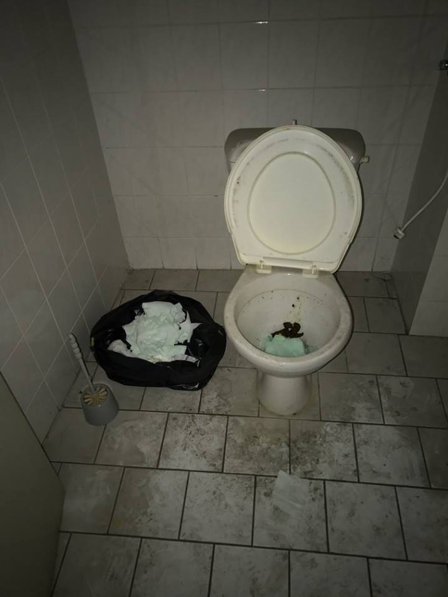 Squatteři zanechali v domech v Praze spoušť - 16 - GALERIE: Squatteři po sobě v domech zanechali spoušť (14/16)