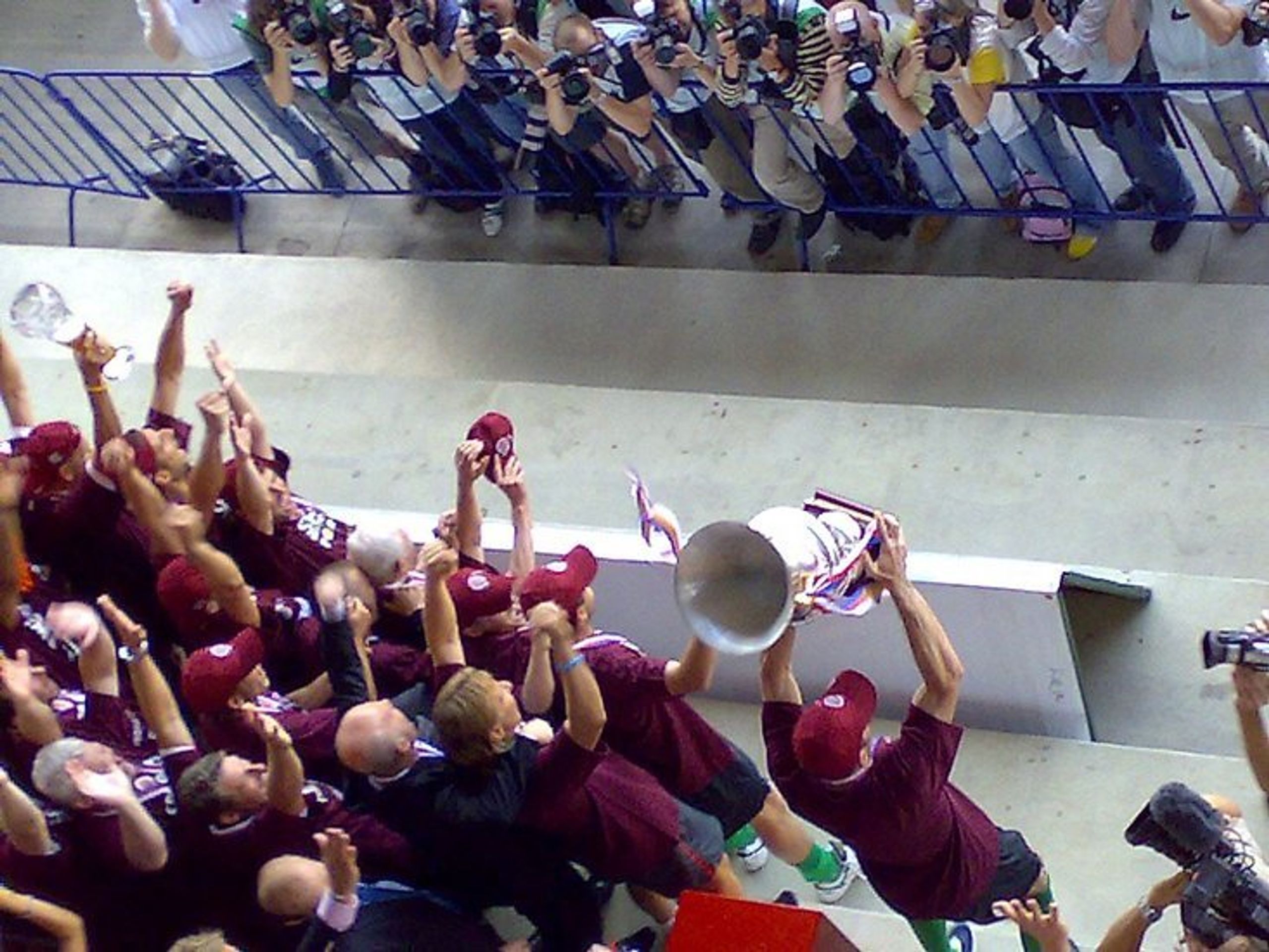 Pohár v rukou hráčů Sparty. - Letnou ozářilo ligové zlato, diváci zaplavili hřiště (1/3)