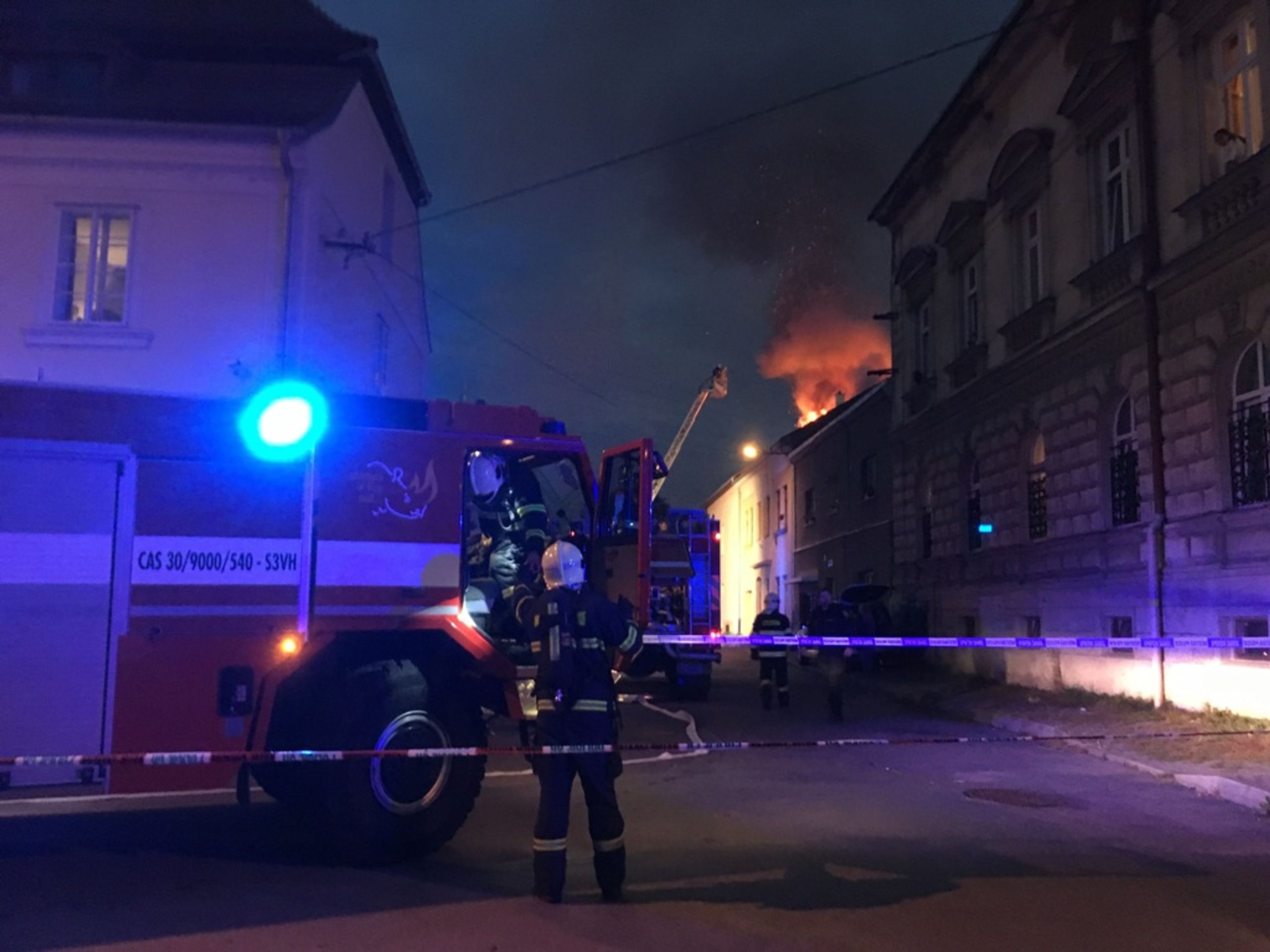 Požár domu v centru Plzně - GALERIE: Požár domu v centru Plzně (1/12)