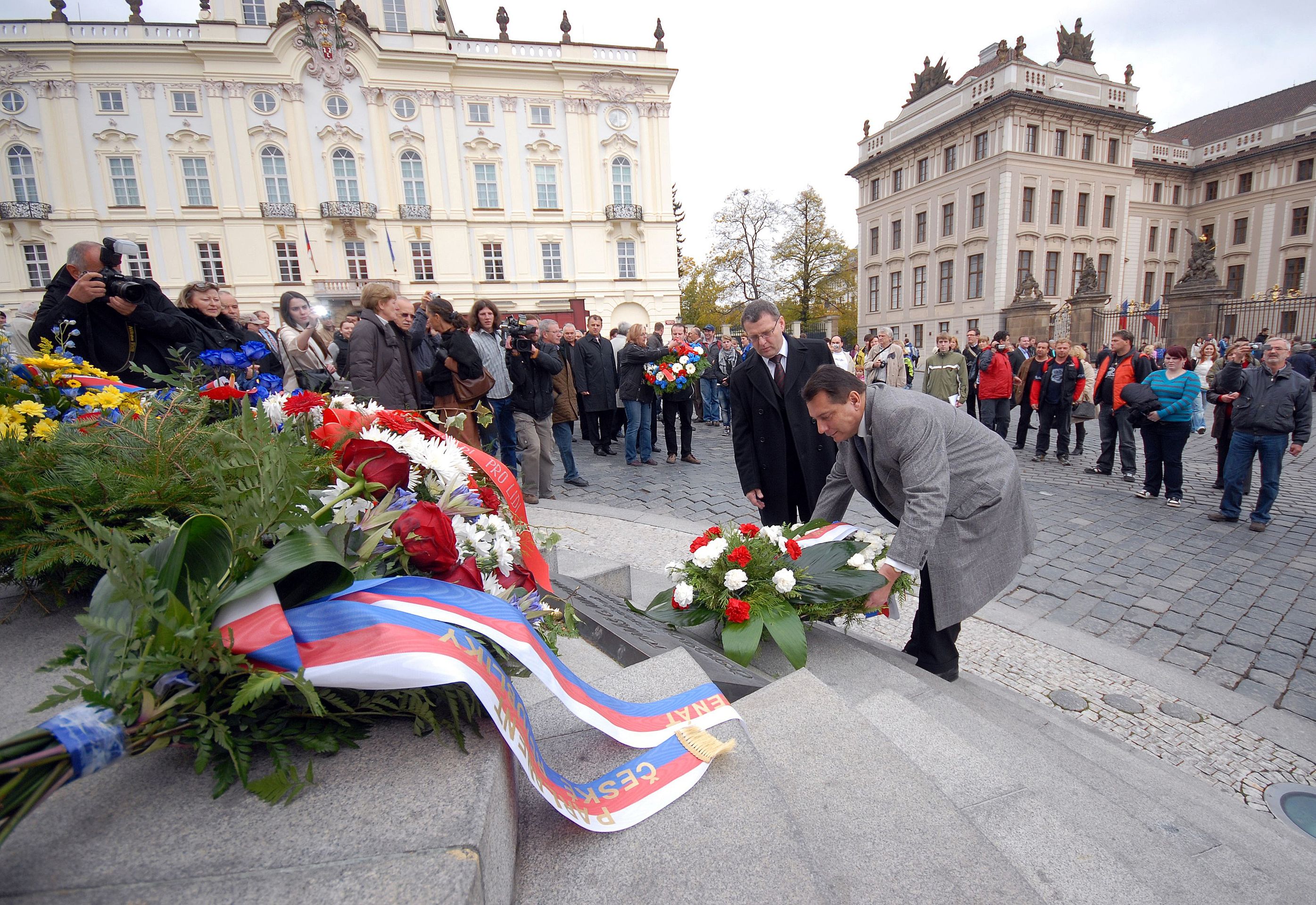 Jiří Paroubek klade věnce u sochy T. G. M. - GALERIE: Státní svátek (2/4)