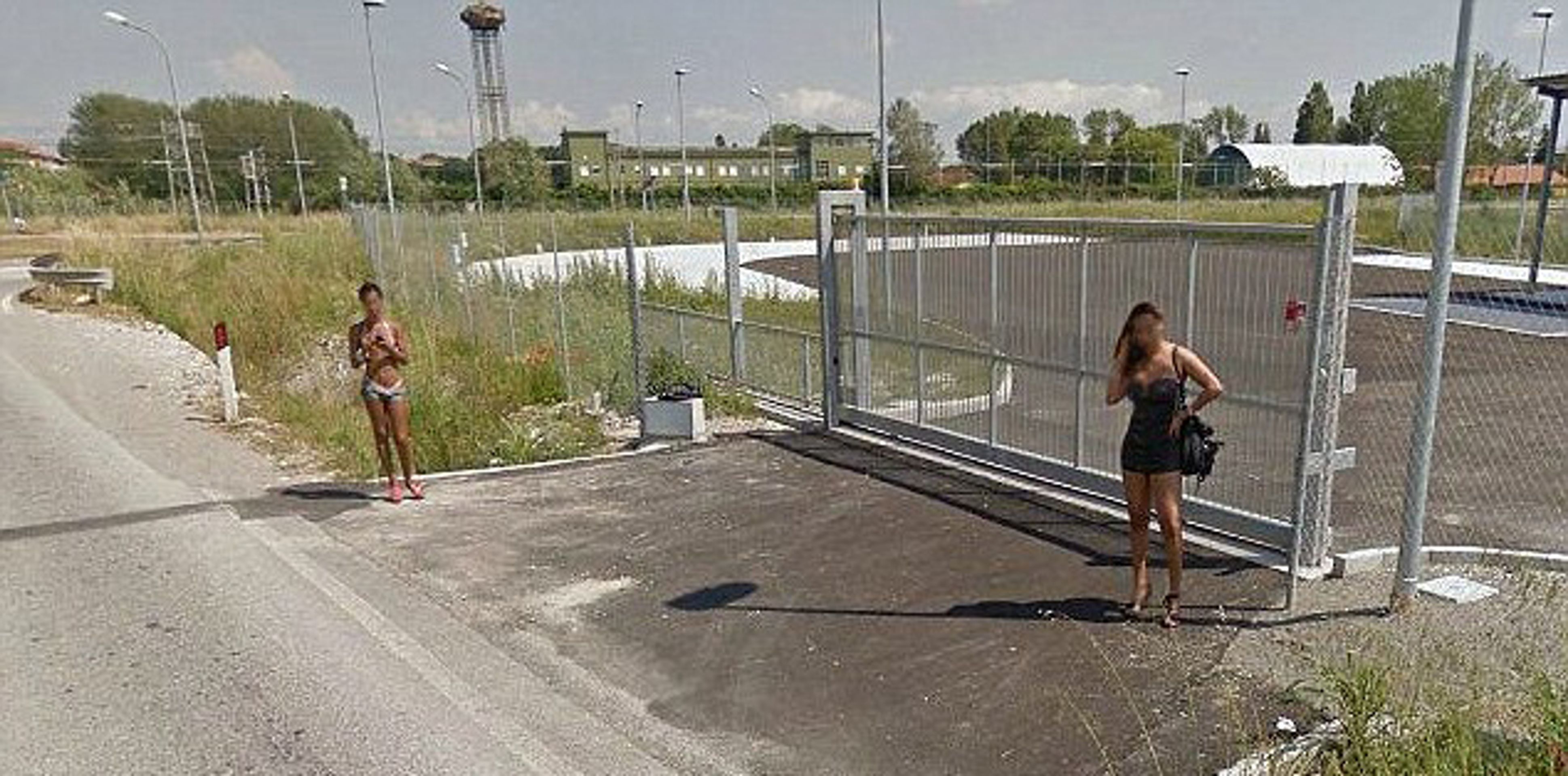 Prostitutky - 4 - GALERIE: Prostitutky na Google Street View (5/8)
