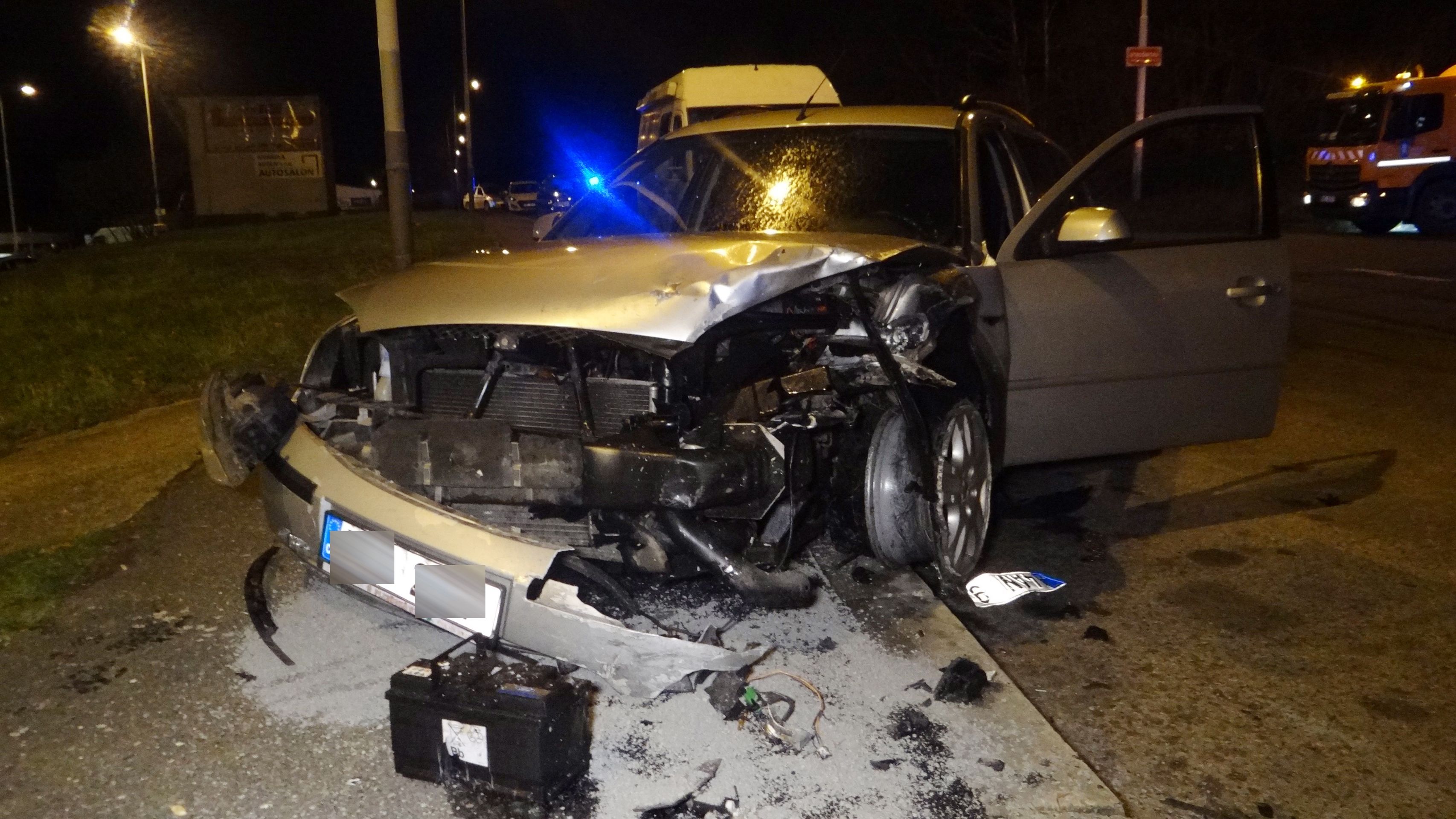 Po srážce se vůz ujíždějícího šílence stal nepojízdným - GALERIE: Policejní honička v Praze (3/5)