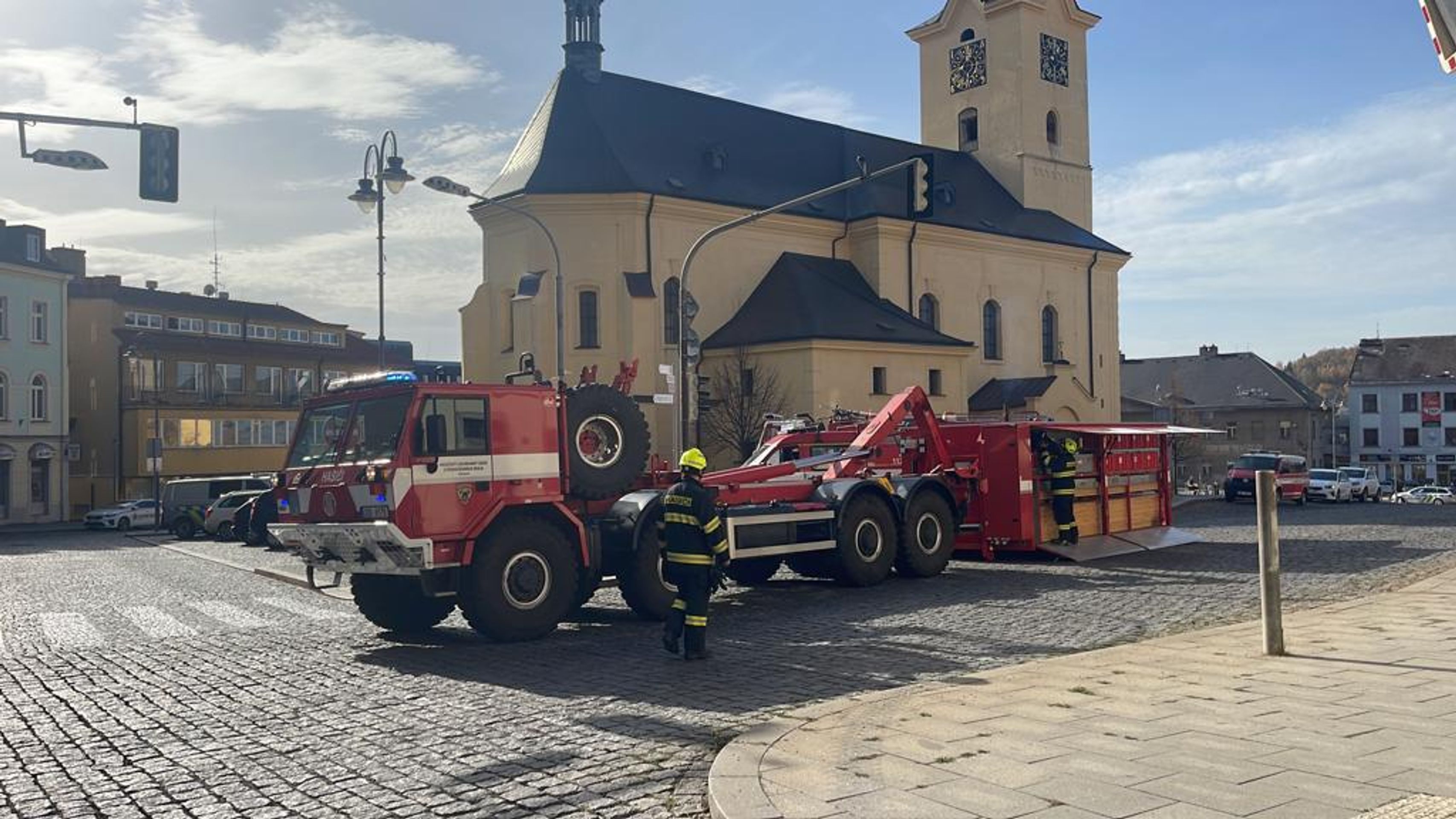Částečně zřícený dům v Příbrami - Střecha zavalila dělníky (4/5)