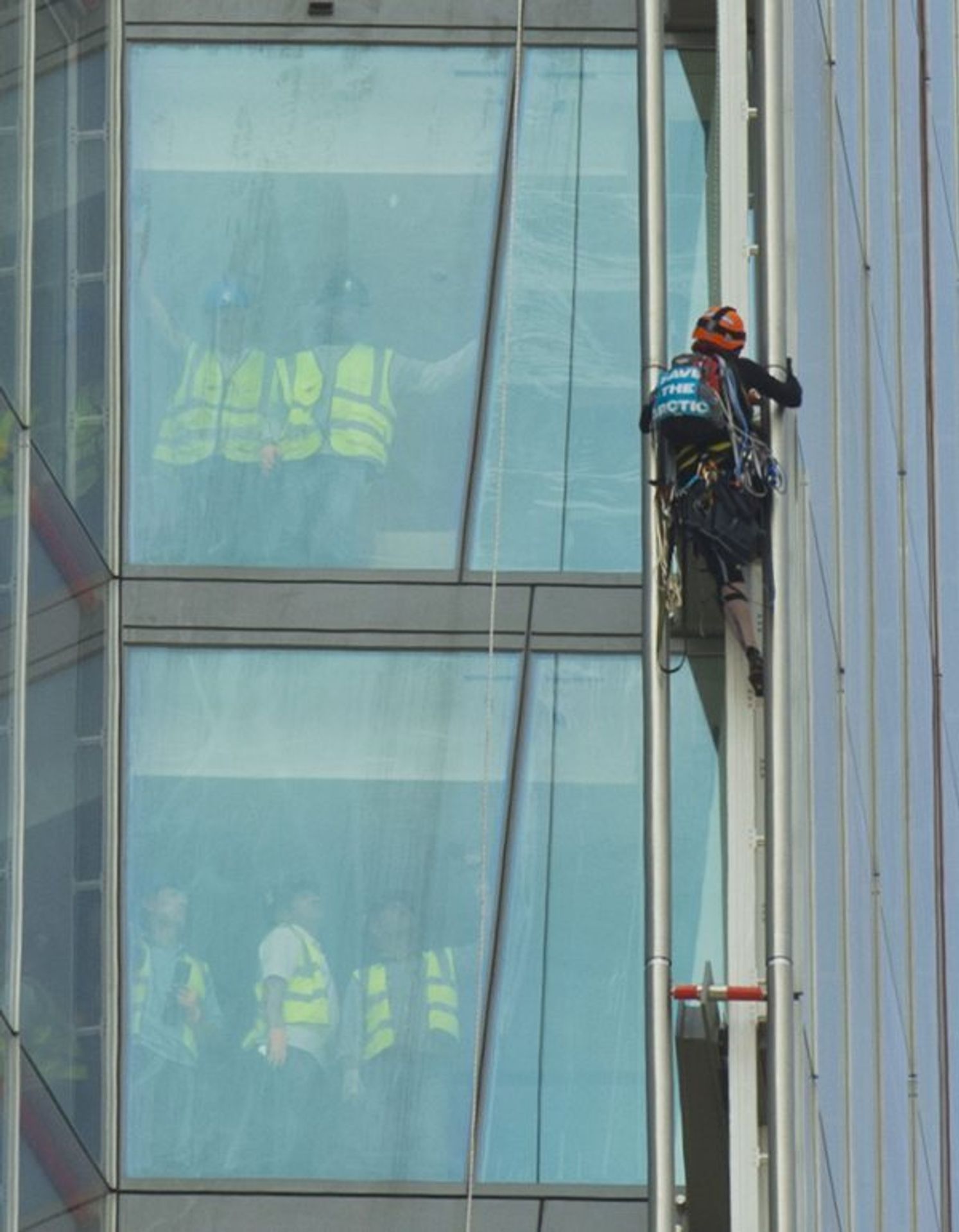 Aktivistky Greenpeace lezou na londýnský mrakodrap - 11 - GALERIE: Aktivistky lezou na londýnský mrakodrap (11/14)