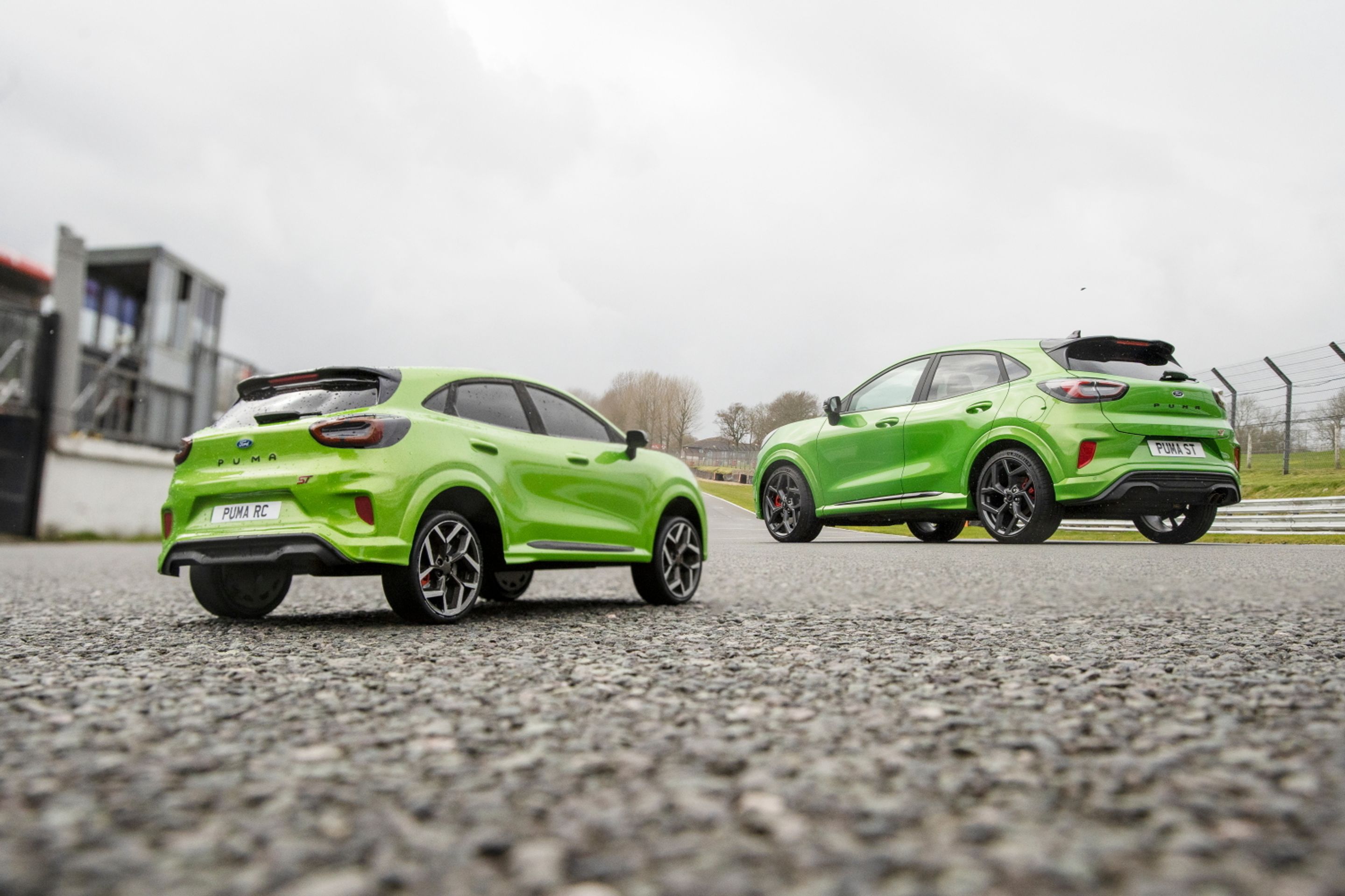 Sportovní SUV Ford Puma ST vs. model Puma ST RC - 12 - Fotogalerie: Sportovní SUV Ford Puma ST vs. RC model (3/11)