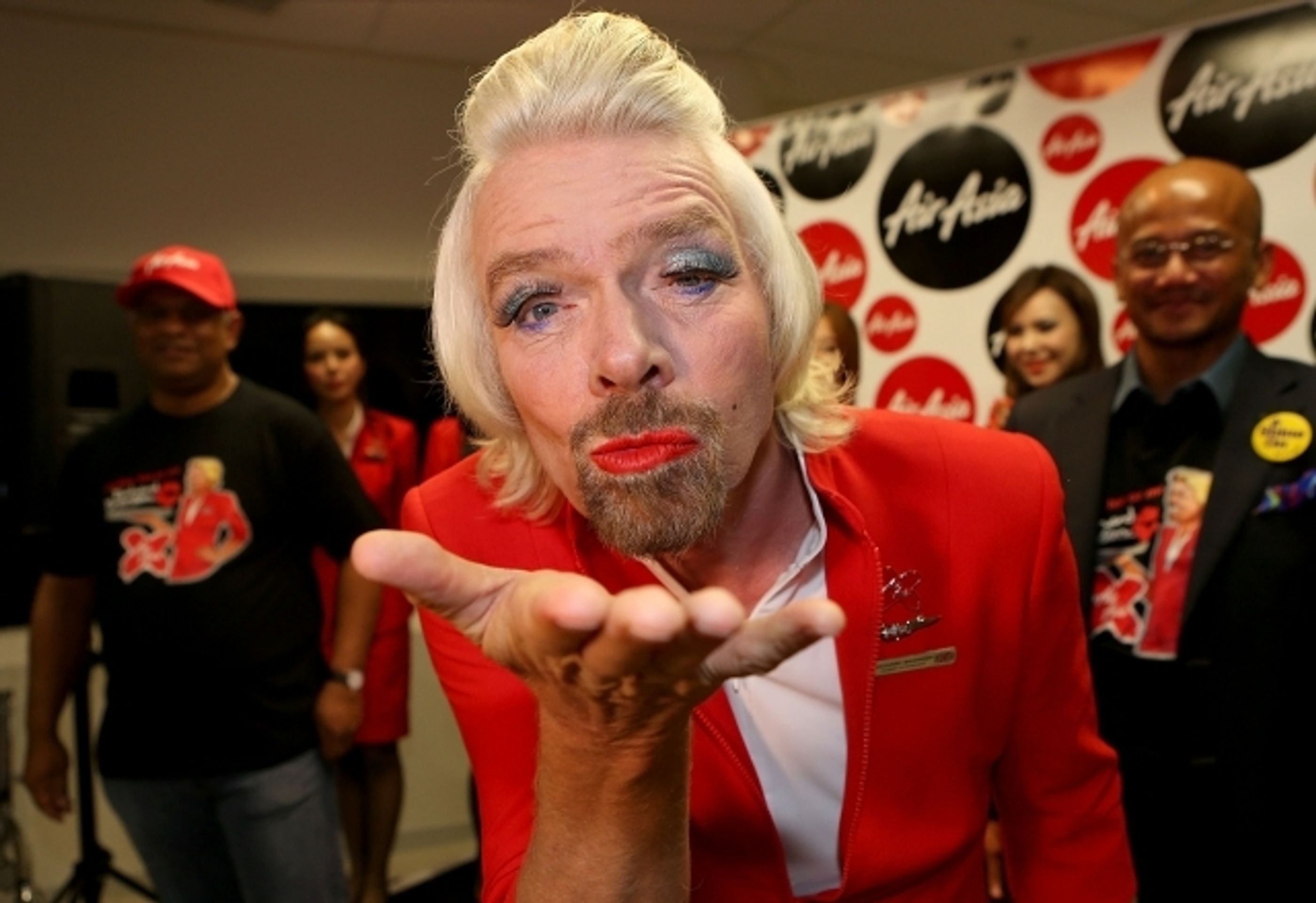 Richard Branson jako vousatá letuška - 2 - GALERIE: Miliardář Branson jako vousatá letuška (1/10)