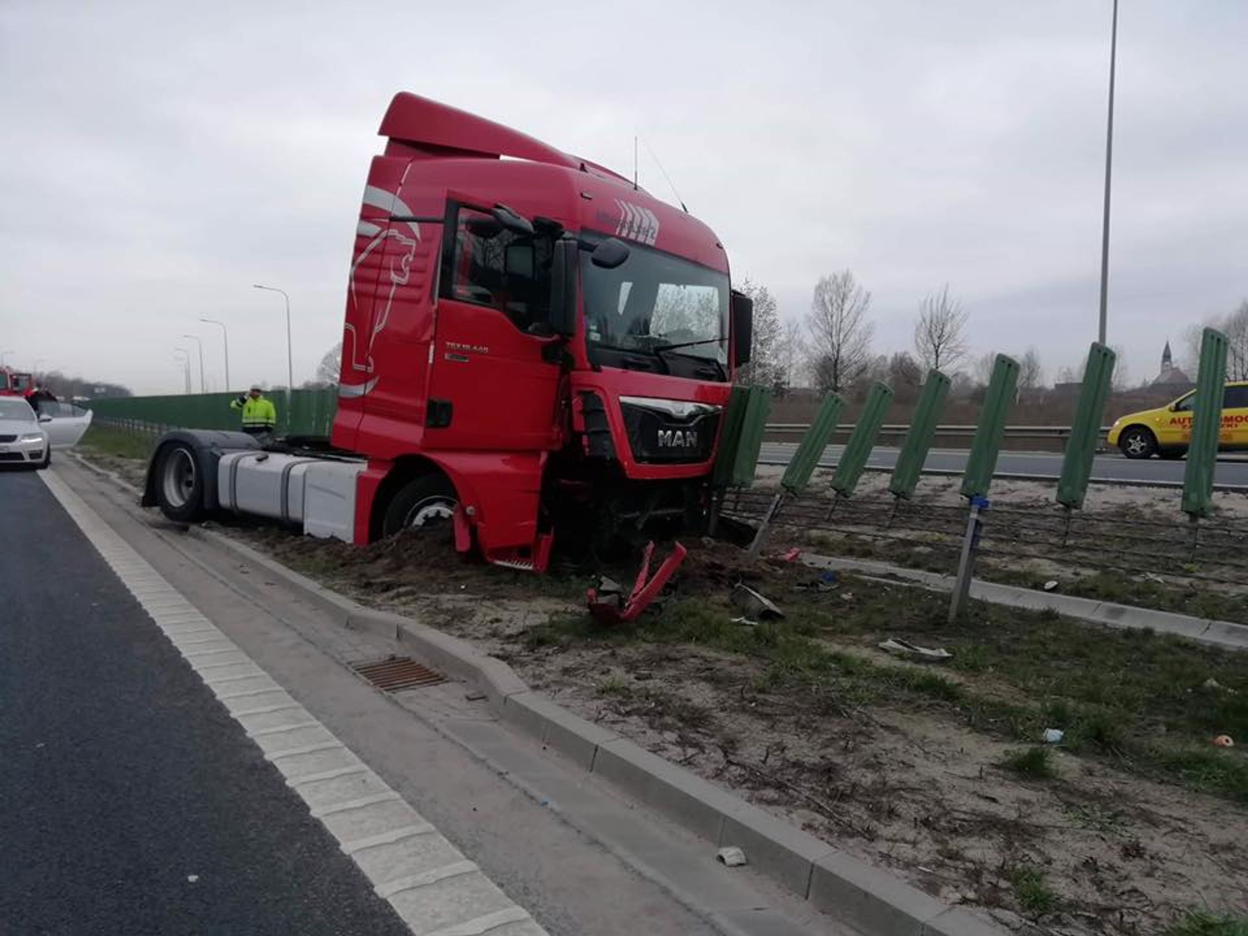 Nehoda na polské dálnici - Fotogalerie: Tahač rozstřelil nákladní auto v odstavném pruhu (2/5)