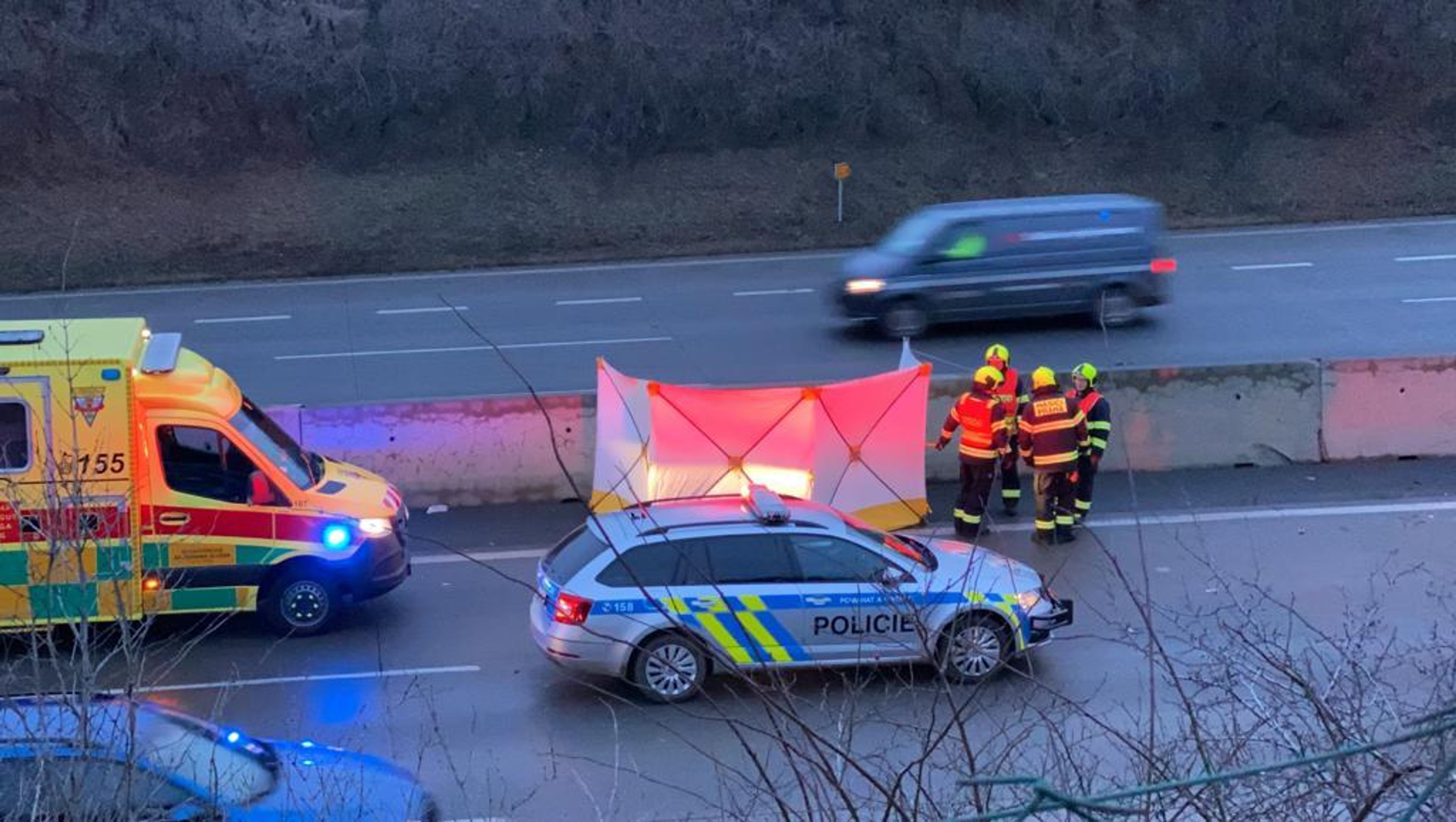 Smrtelná nehoda na pražském okruhu - 2 - GALERIE: Auto srazilo chodce na pražském okruhu (1/5)