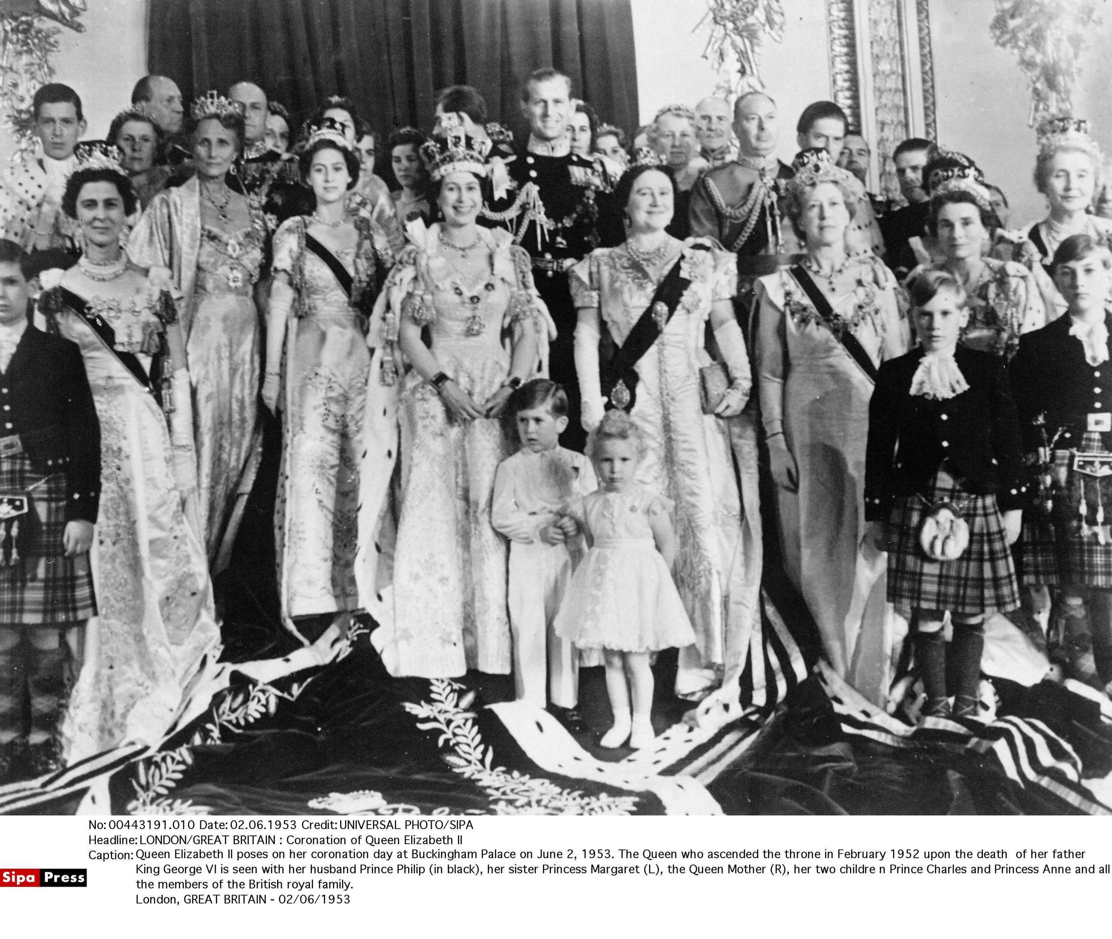 Britská královna Alžběta II. - 2 - GALERIE: Elegantní dáma i babča v šátku, to jsou proměny královny Alžběty II. (14/15)
