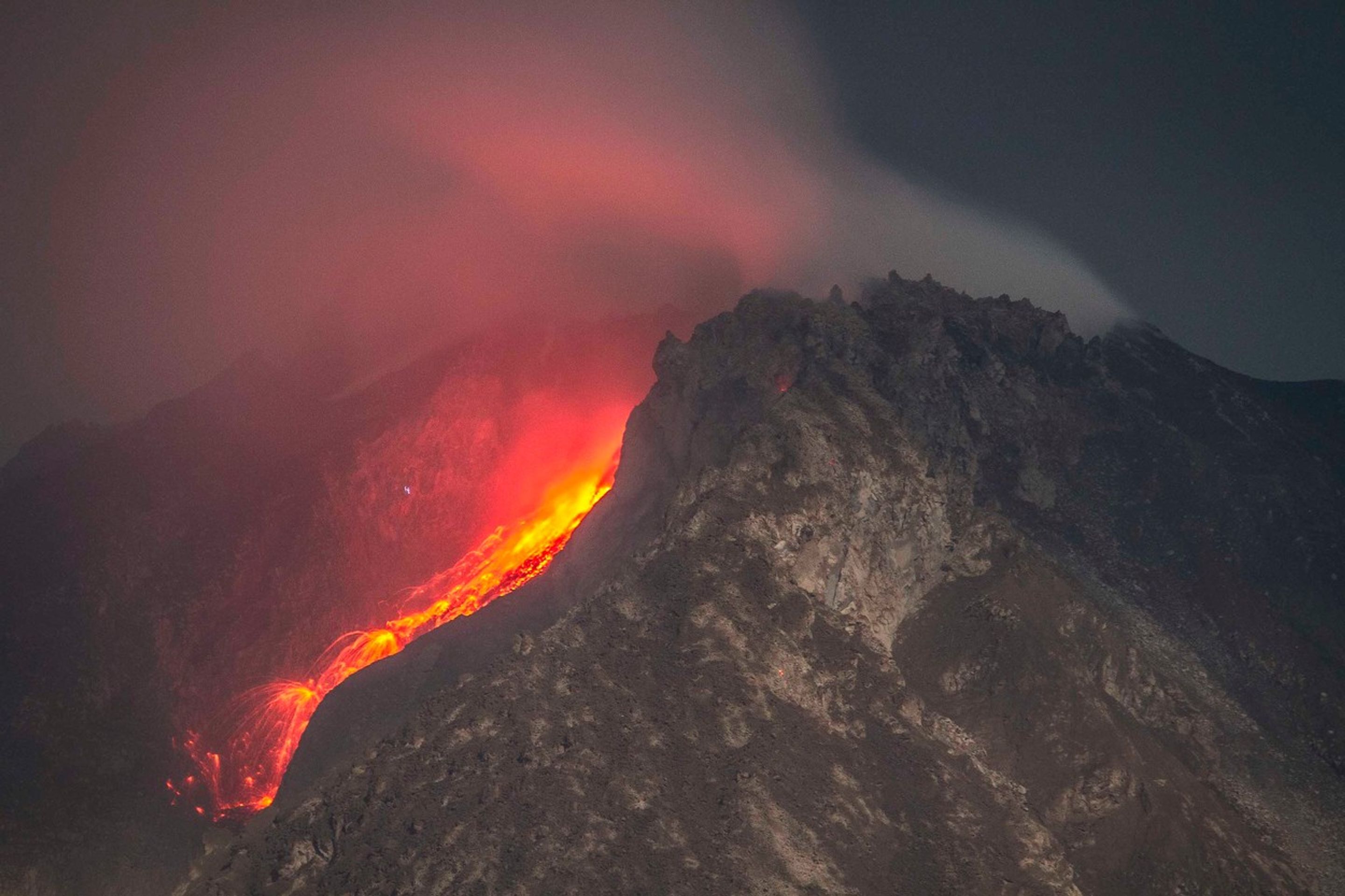 Výbuch stratovulkánu Sinabung - 3. 4. 2016 - GALERIE: Erupce stratovulkánu Sinabung (2/7)