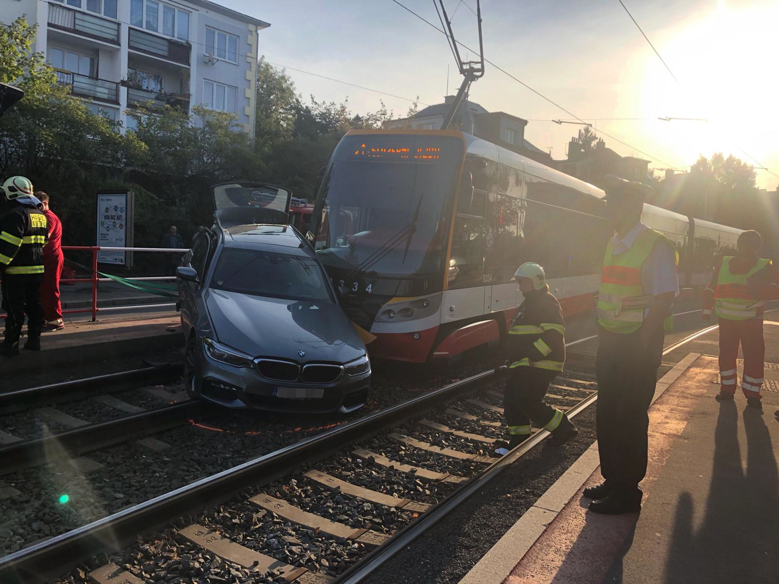 Nehoda tramvaje a osobního auta v Praze - 3 - GALERIE: Nehoda tramvaje a osobního auta v Praze (3/5)