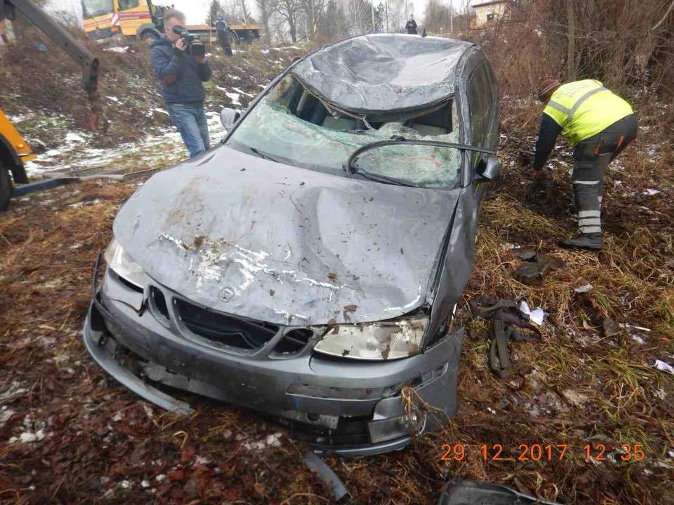 Auto při nehodě na Slovensku spadlo z mostu do řeky - 2 - GALERIE: Auto se dvěma dětmi se při nehodě zřítilo z mostu do řeky (4/5)