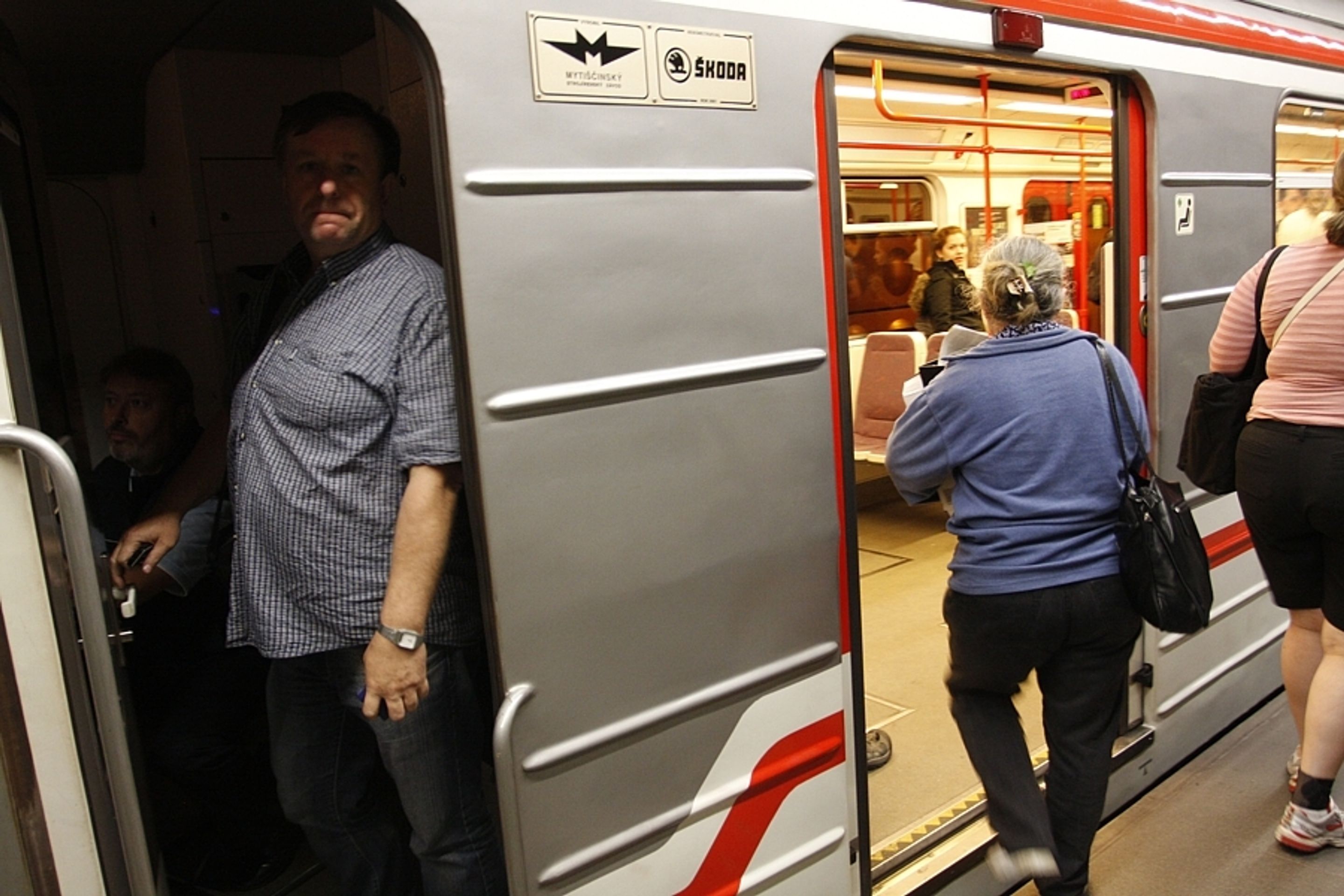 Antistávka na Dejvické - 3 - GALERIE: Lidé obsadili soupravu metra na stanici Dejvická (2/39)