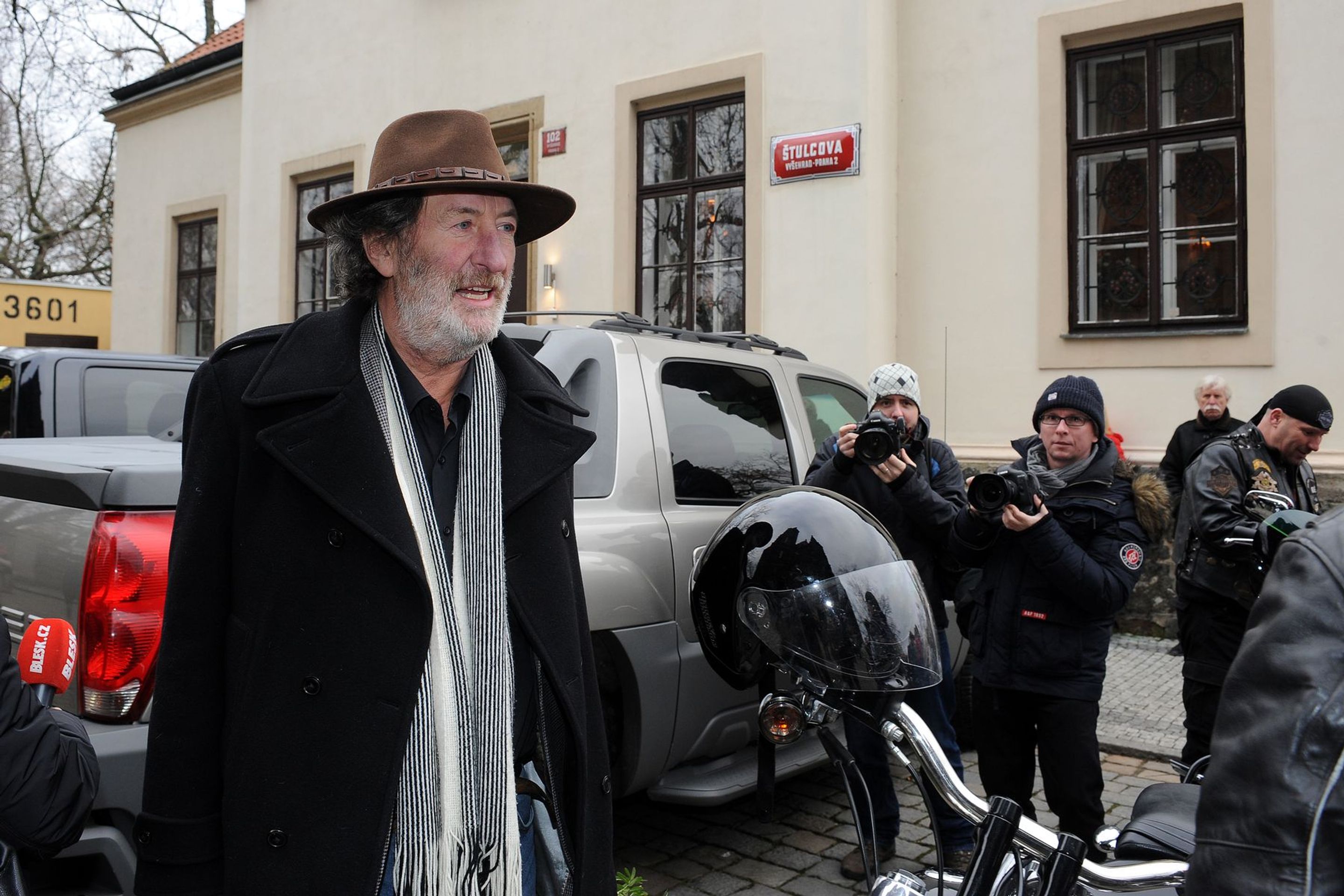 Boleslav Polívka na pohřbu Petra Hapky - GALERIE: Poslední rozloučení s Petrem Hapkou (16/37)