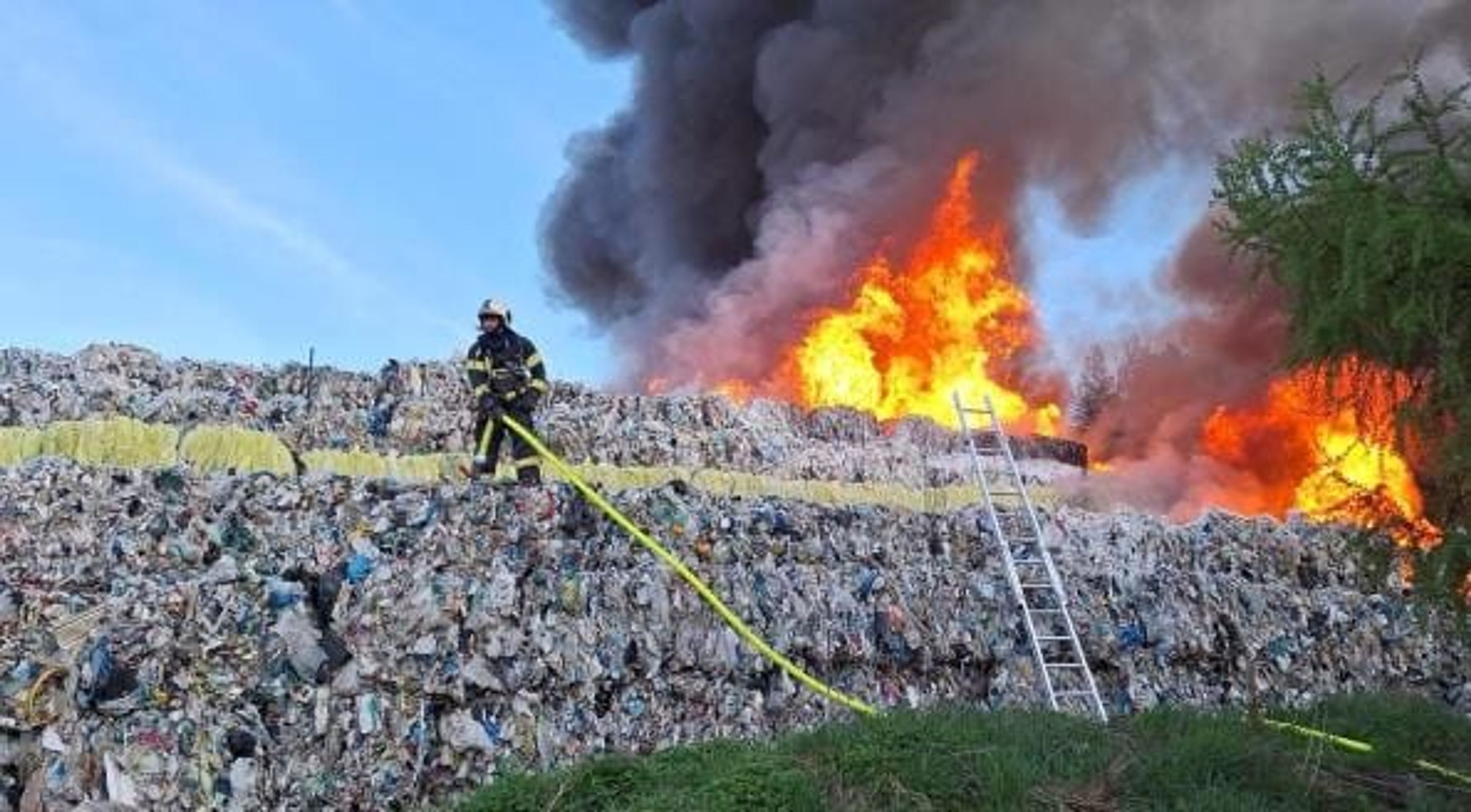 Požár skládky plastů u Lán - Požár skládky plastů u Lán (9/10)