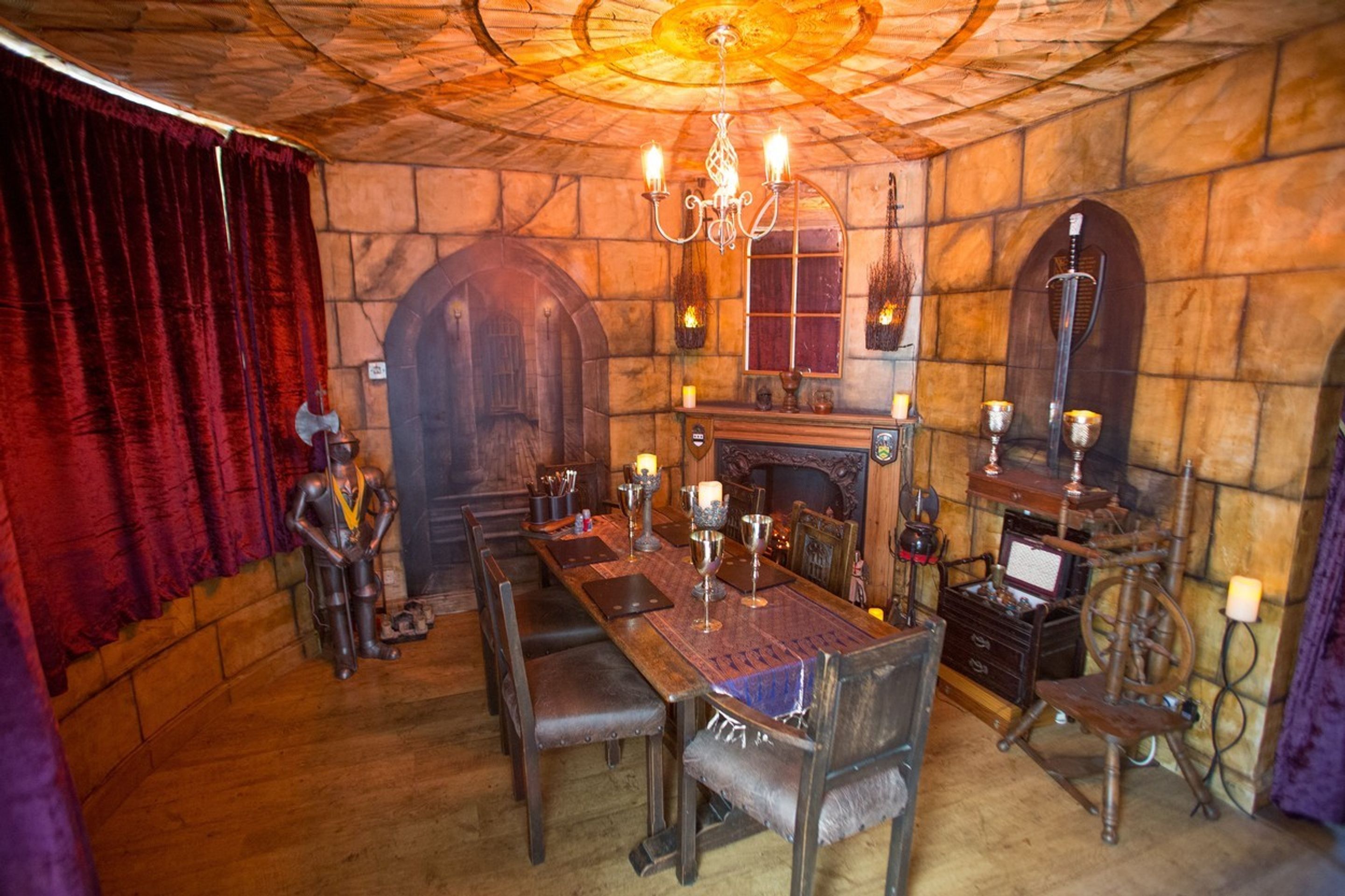 Dům přestavěli na středověký hrad - 2 - GALERIE: Dům přestavěli na středověký hrad (2/5)