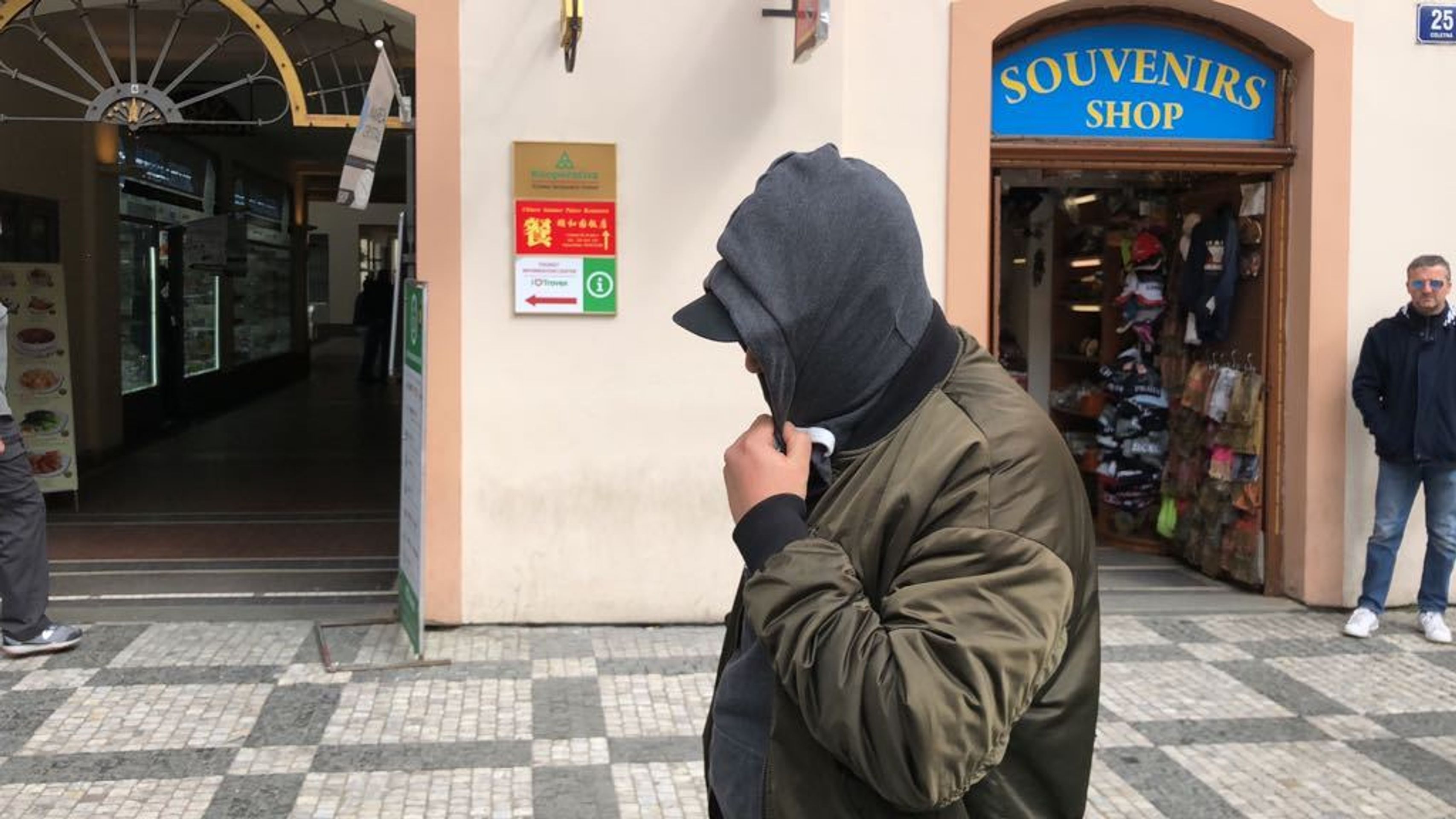 Zadržení cizinci, kteří napadli v centru Prahy číšníka - 3 - GALERIE: Zadržení cizinci, kteří napadli v centru Prahy číšníka (3/7)
