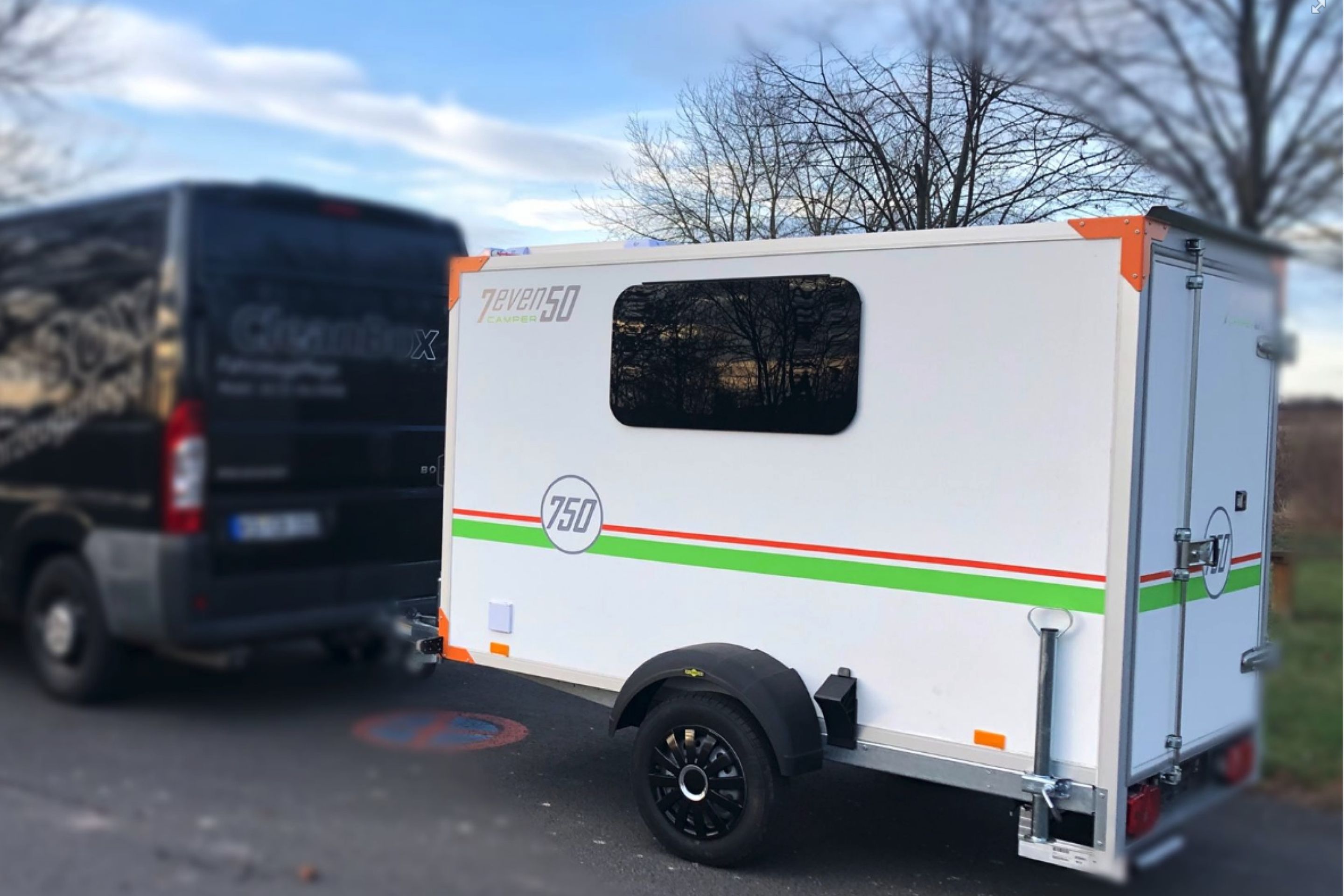 Maličký karavan 7even50 - 27 - Fotogalerie: Útulný karavan vznikl z obyčejného nákladního přívěsu (12/12)