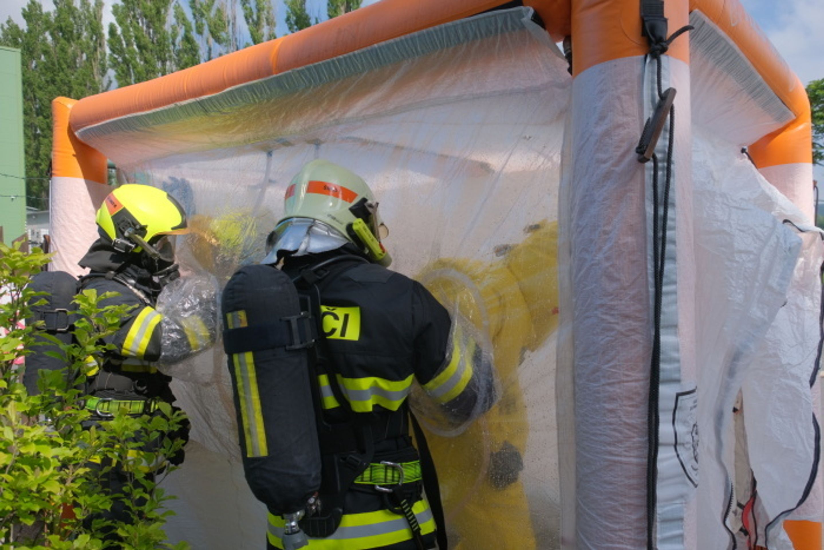 Hasiči řešili v Odrách následky reakce chemikálií - 13 - GALERIE: Hasiči řešili v Odrách následky reakce chemikálií (13/17)