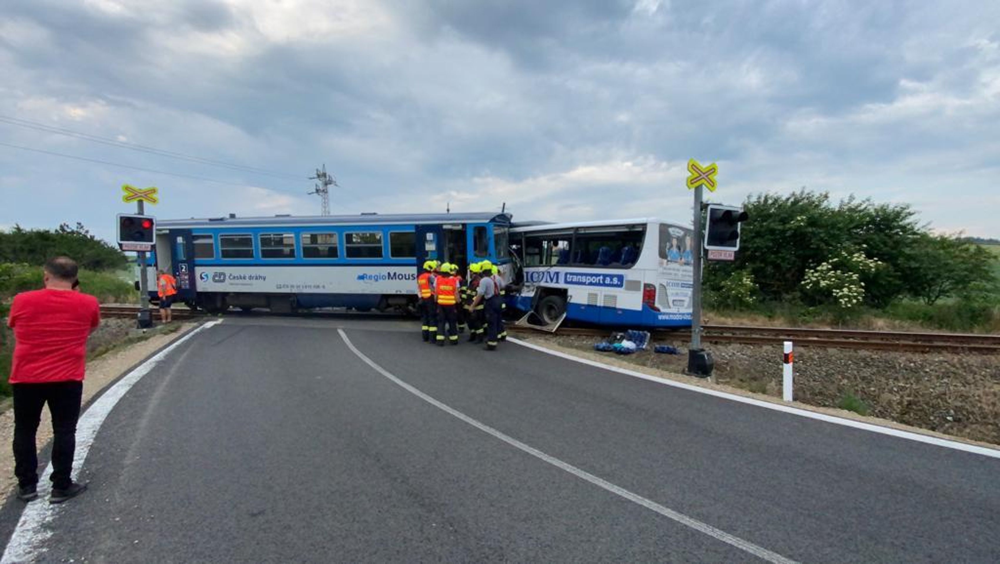 Benešovsko, nehoda vlaku a autobusu - 3 - GALERIE: Srážka autobusu s vlakem na Benešovsku (12/17)