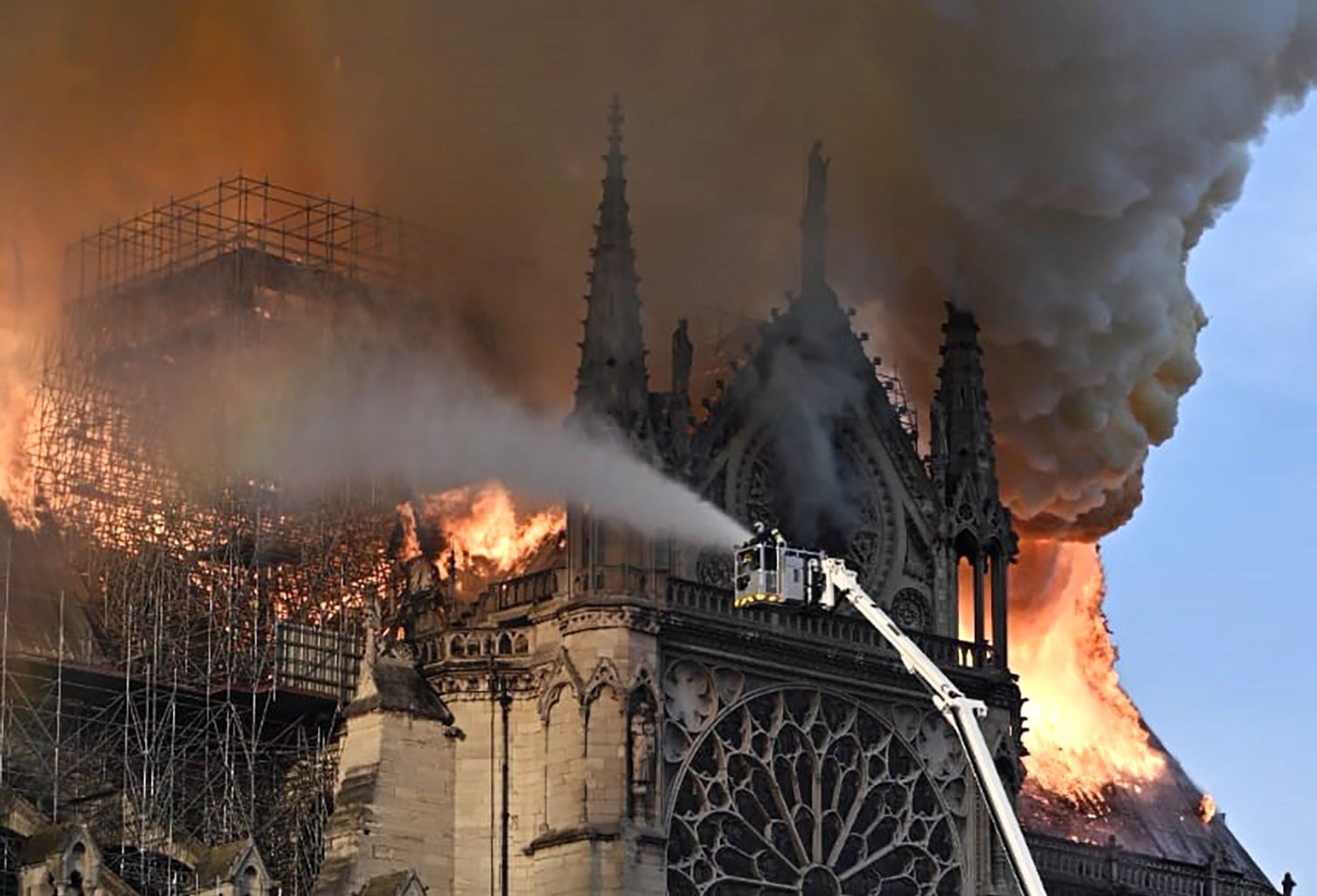 Požár katedrály Notre-Dame - GALERIE: Katedrálu Notre-Dame se podařilo zachránit (5/12)