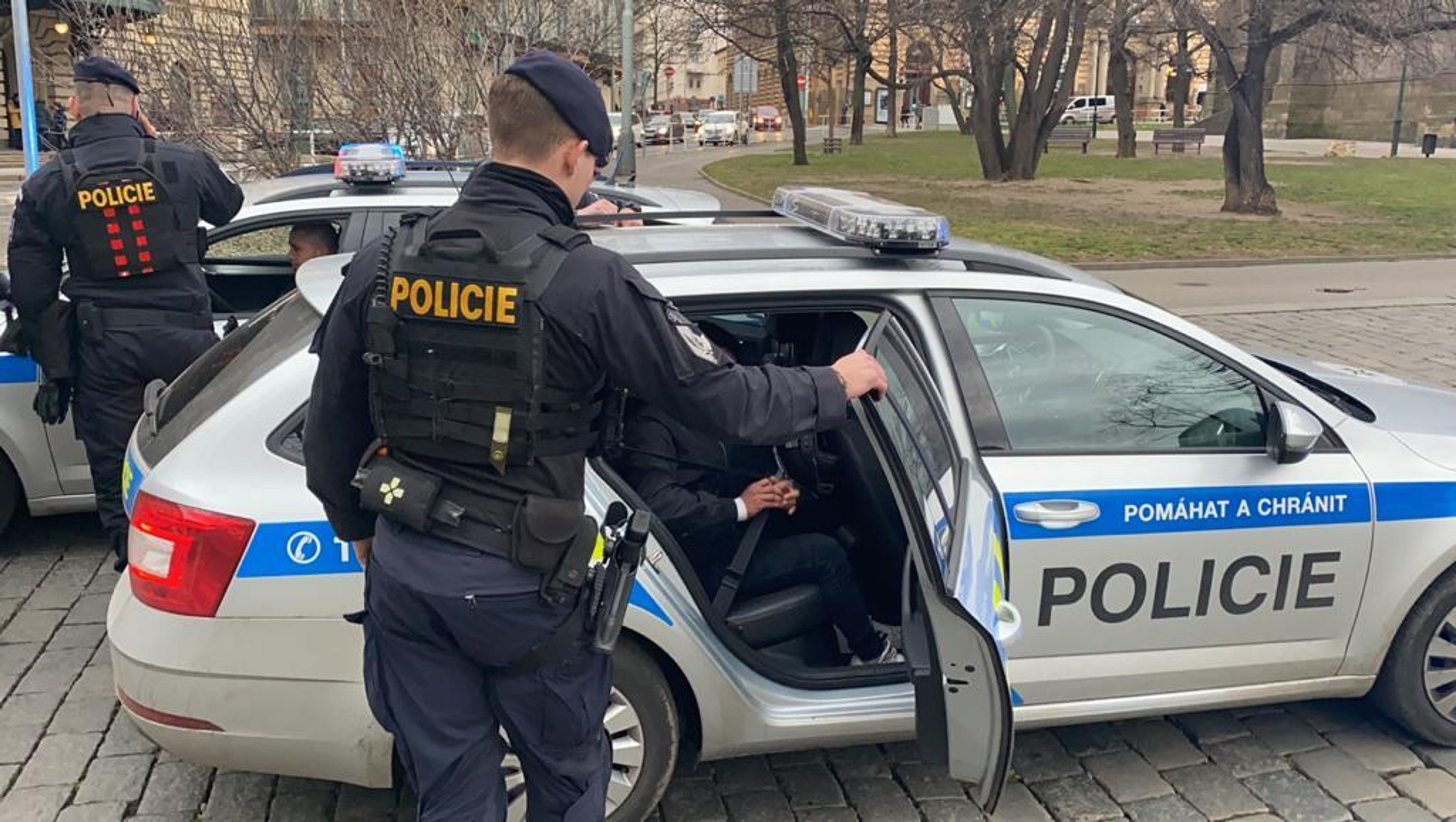 Policisté nejspíš překazili velkou bitku dětí v centru Prahy - 7 - GALERIE: Policisté v centru Prahy překazili bitku desítek dětí (1/7)
