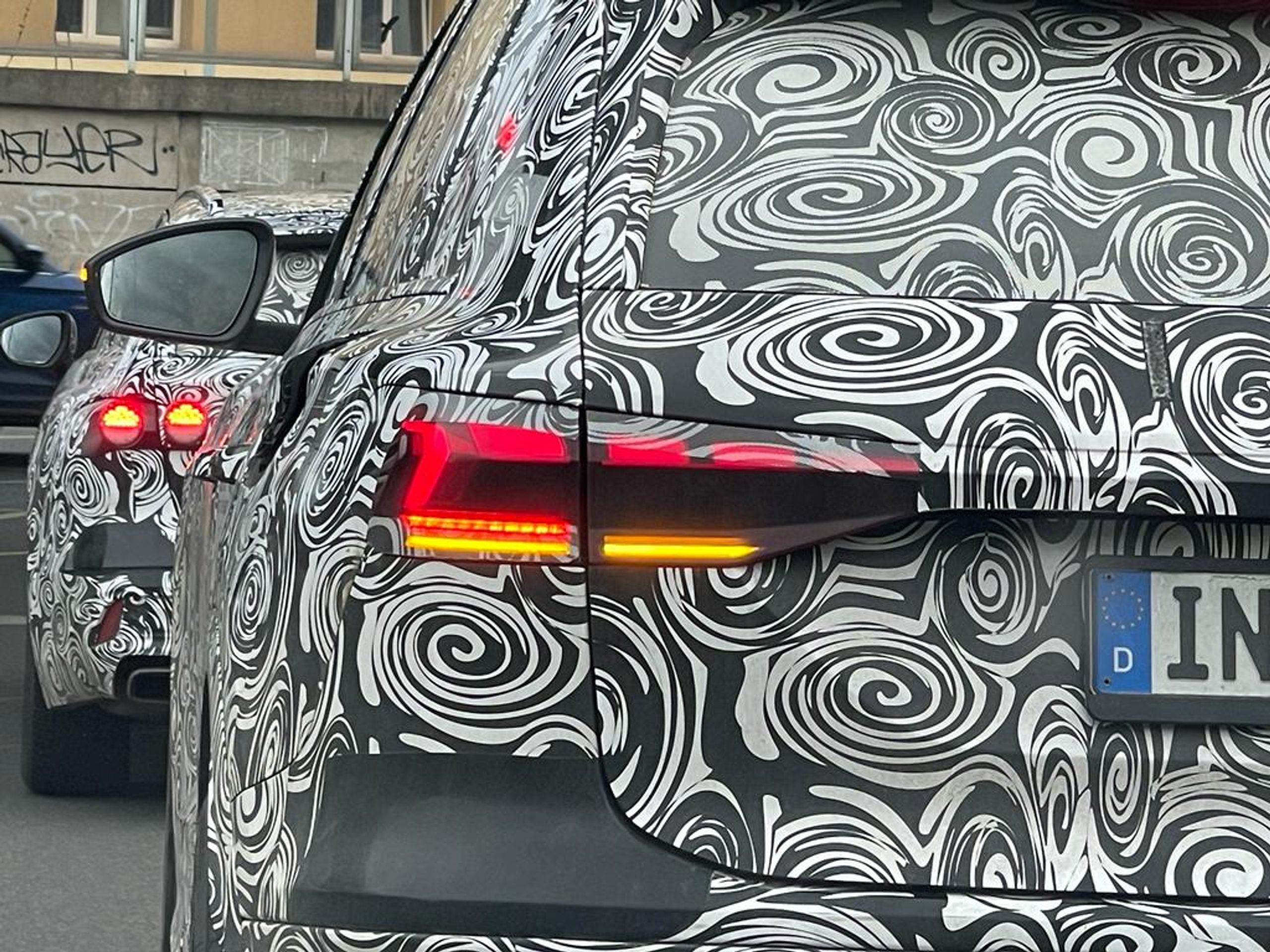 Maskované prototypy Audi A4 Avant a Q6 e-tron v ulicích Prahy - Testování maskovaných novinek od Audi v ulicích Prahy (2/15)