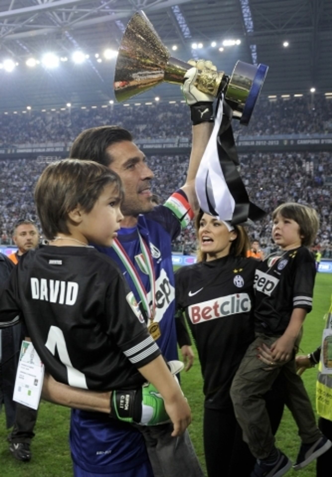Buffon s rodinou slaví titul Juventusu - 3 - GALERIE: Buffon s rodinou slaví titul Juventusu (5/10)