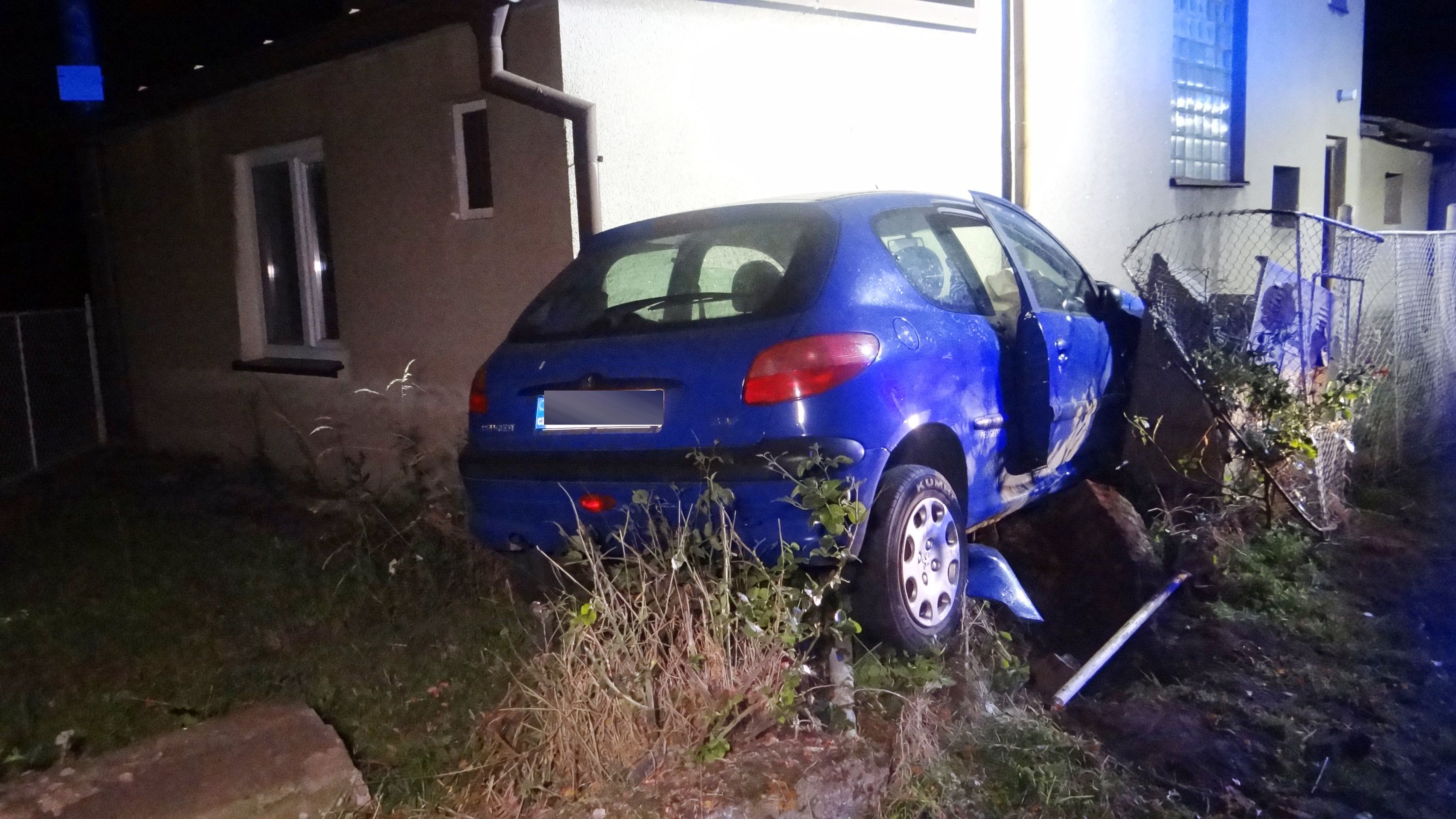 Rozbité auto skončilo v zahradě, řidič letěl do nemocnice vrtulníkem - GALERIE: Nehoda opilého mladíka na Mělnicku (4/4)