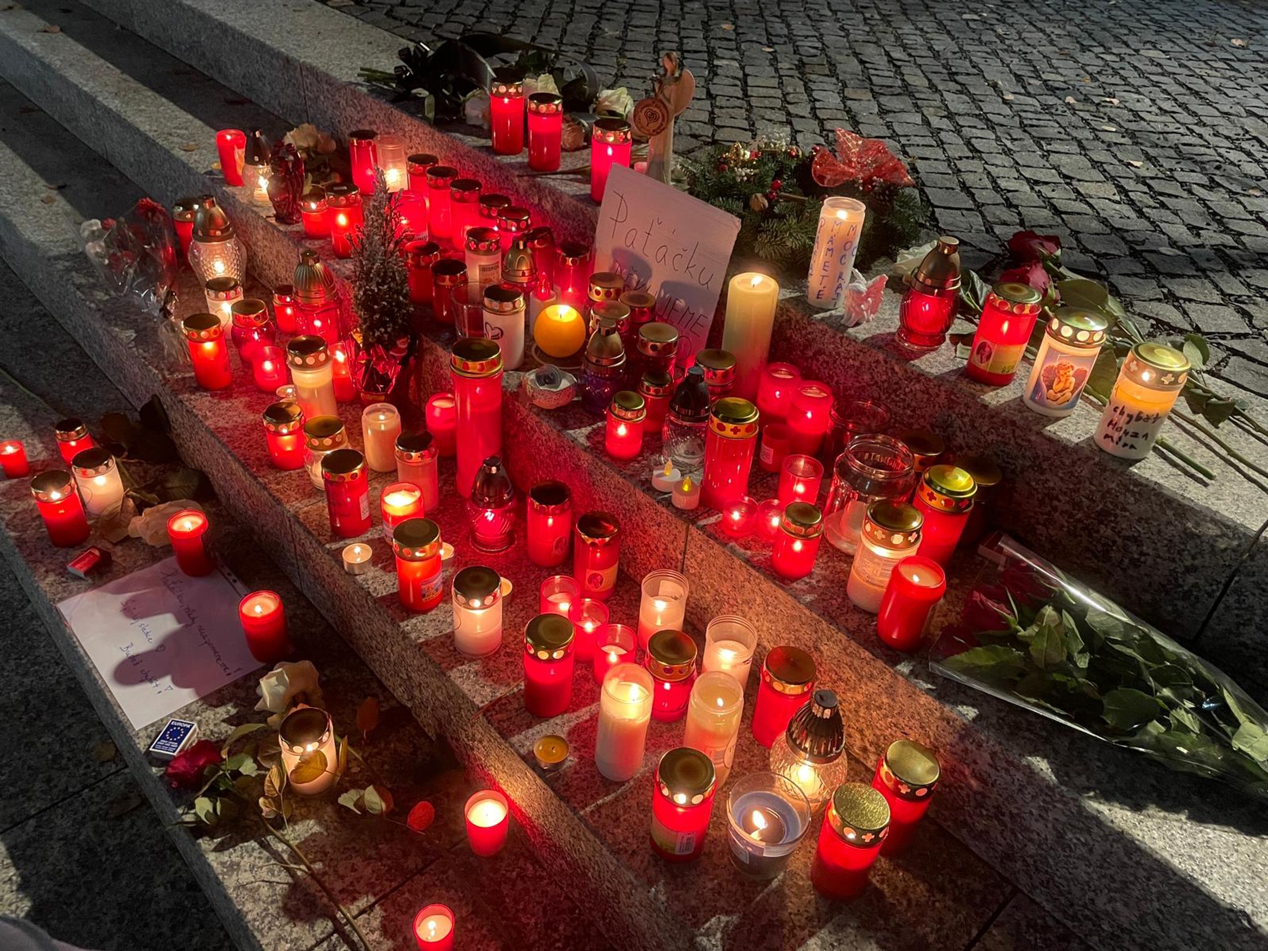 Pietní místo pro Patrika Hezuckého před Evropou 2 - Pietní místo pro Patrika Hezuckého před Evropou 2 (3/4)