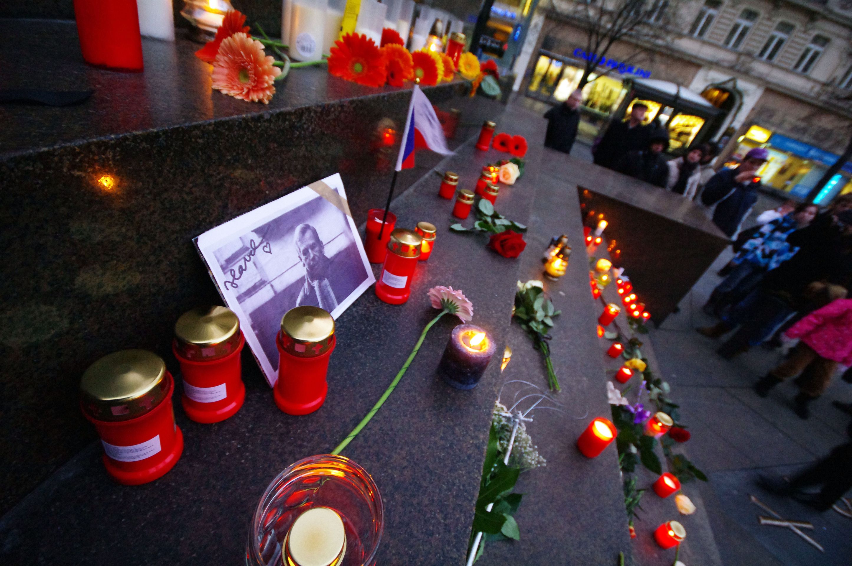 Pieta za Václava Havla na Václavském náměstí - 10 - GALERIE: Pieta za Václava Havla na Václavském náměstí (10/11)