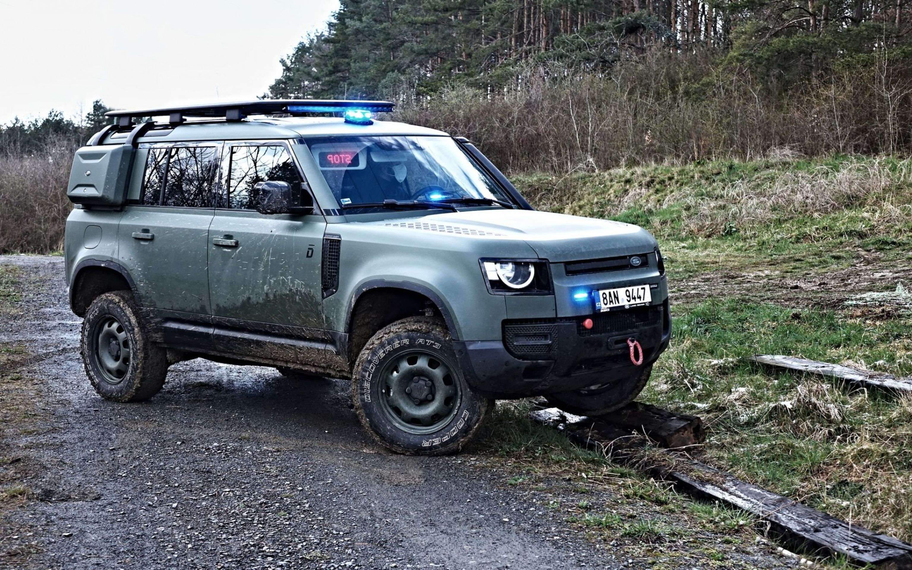 Land Rover Defender 110 upravený pro bezpečnostní složky - 27 - Fotogalerie: Speciální landrover pro bezpečnostní složky (2/18)