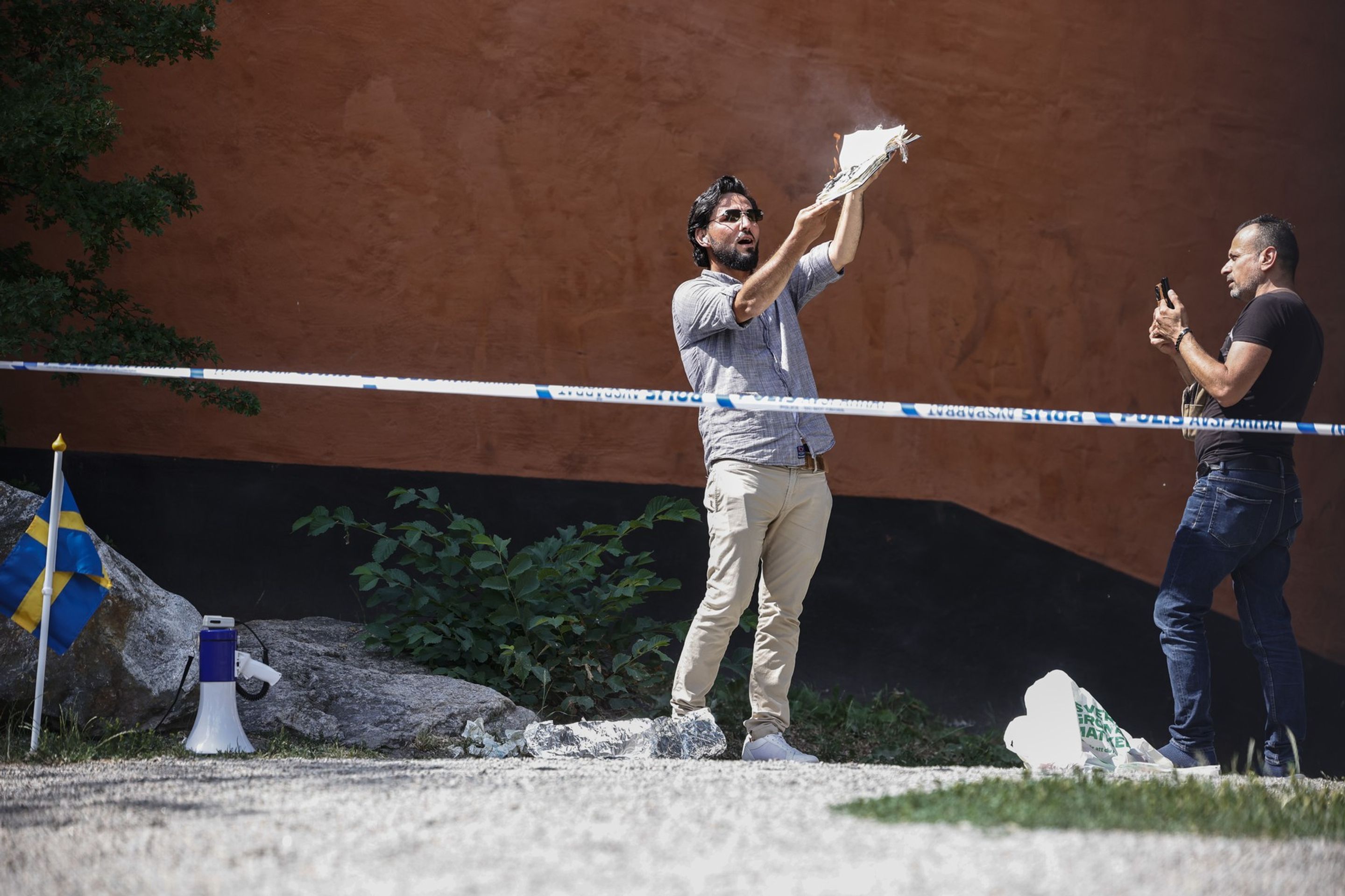 Salwan Momika protestuje před mešitou ve Stockholmu, 28. 6. 2023 (2) - Salwan Momika (4/5)