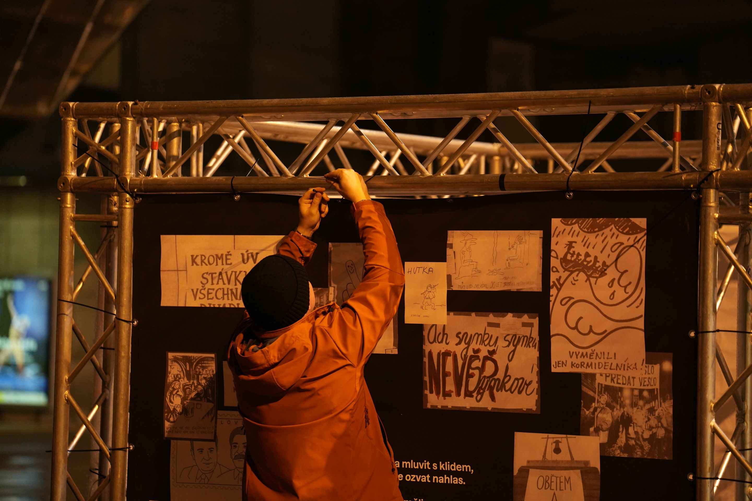 Příprava expozice Síla slova - 17. listopad na Národní třídě (17/17)
