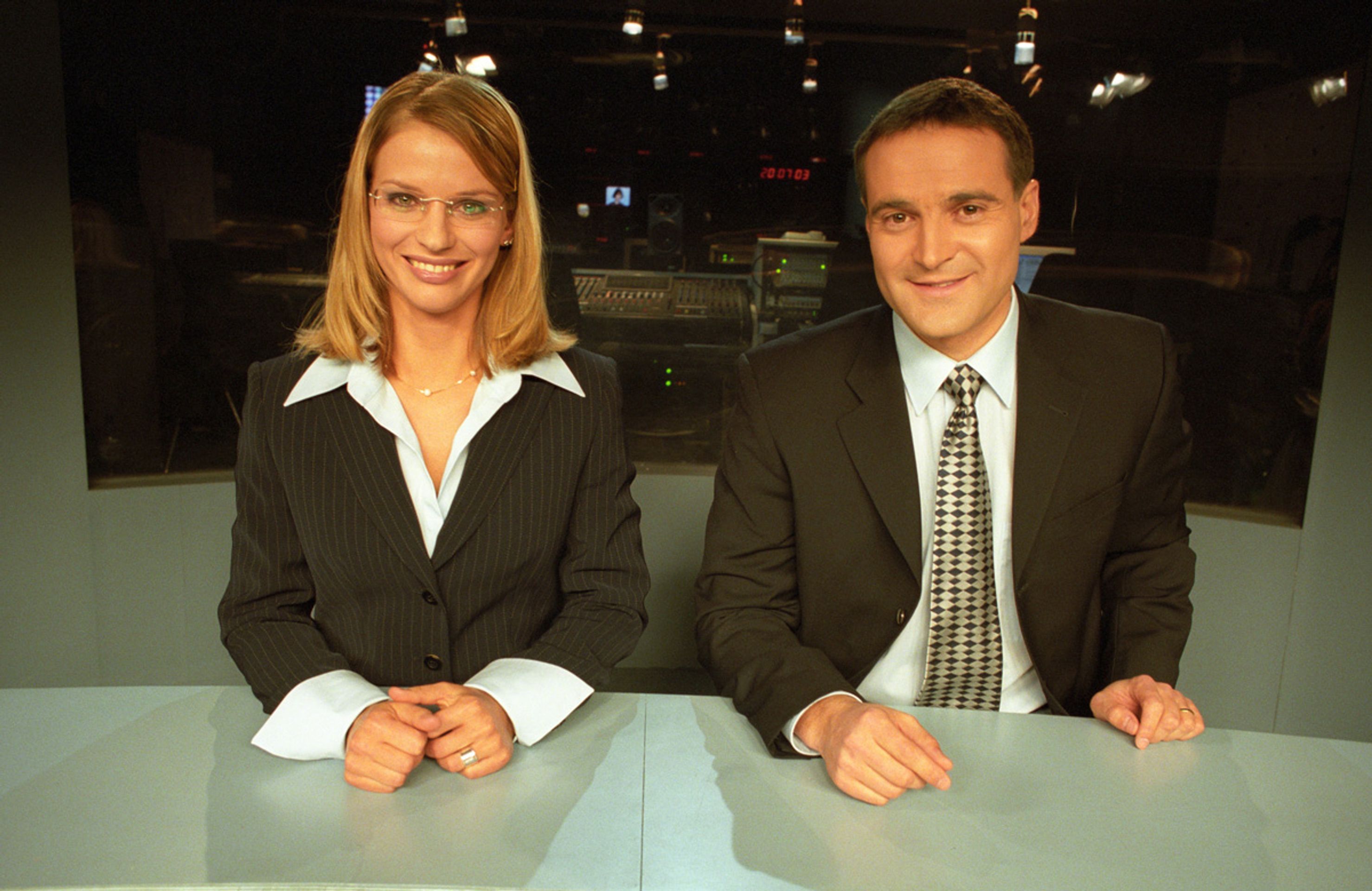 Pavel Zuna a Pavla Charvátová (2003 - 2006) - Moderátoři Televizních novin (10/24)