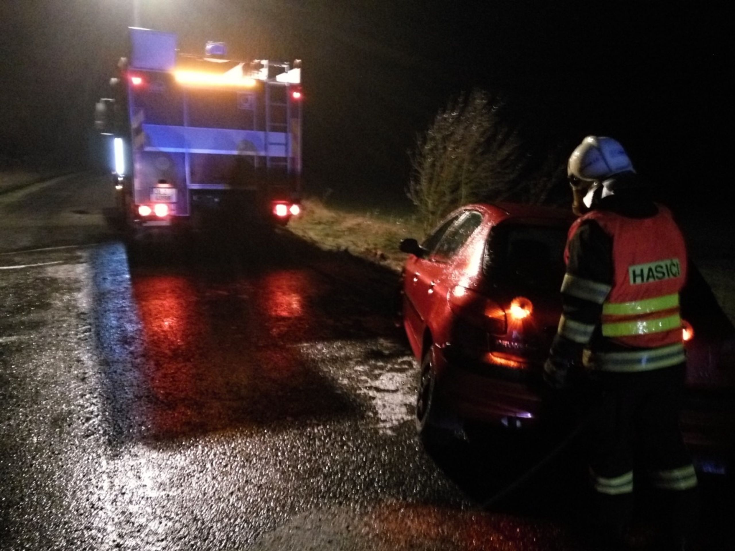 Sypač vyletěl na ledovce ze silnice - GALERIE: Nehoda sypače na Liberecku (2/5)