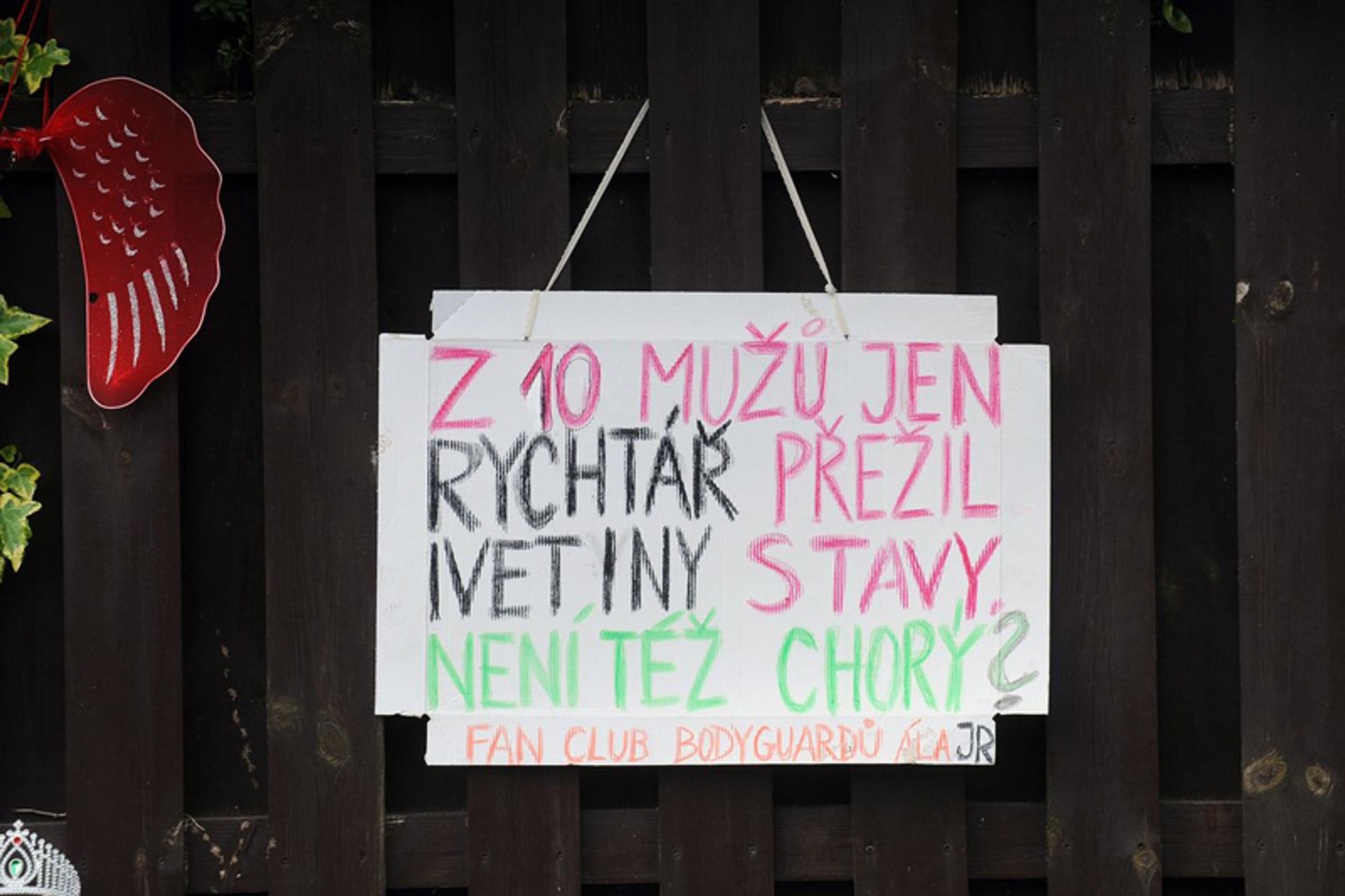 Pohřeb Ivety Bartošové - před domem v Uhříněvsi - 2 - GALERIE: Odjezd z Uhříněvsi (10/11)