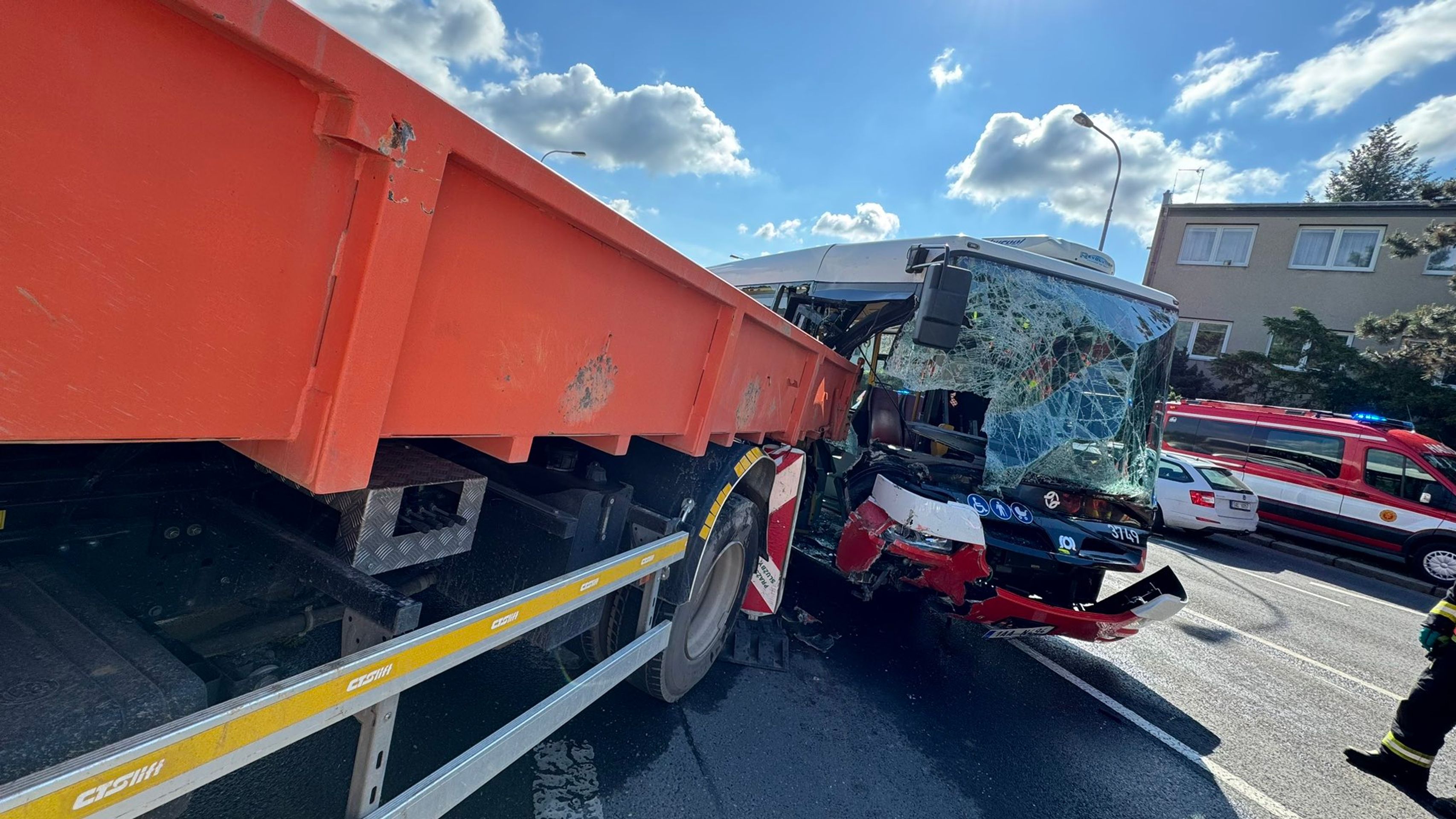 Srážka autobusu s nákladním autem v Praze (1) - Nehoda autobusu v Praze (8/12)