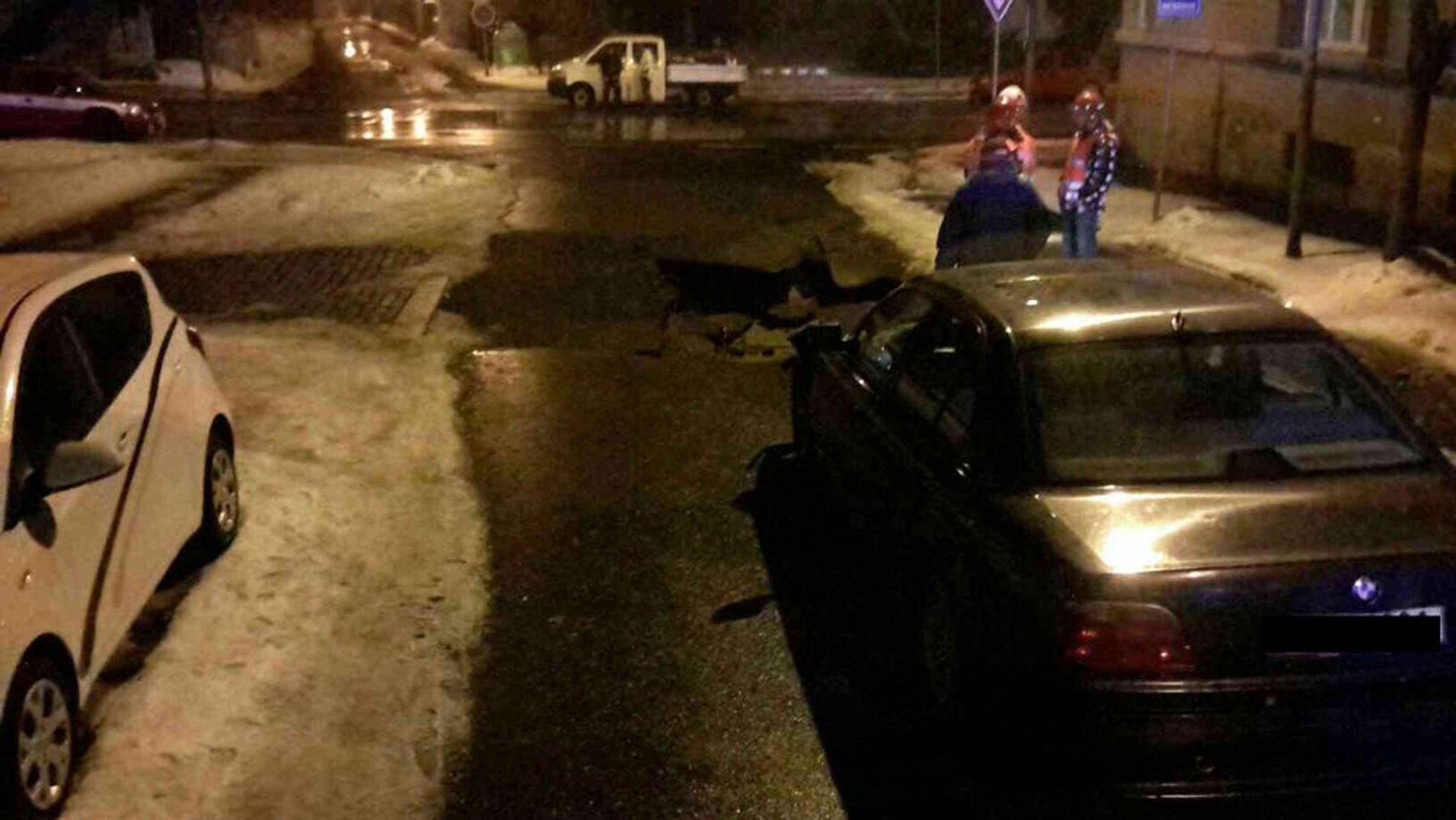 Auto taxi pohltila díra v silnici - 3 - GALERIE: Auto v Chebu pohltila díra v zemi (4/6)